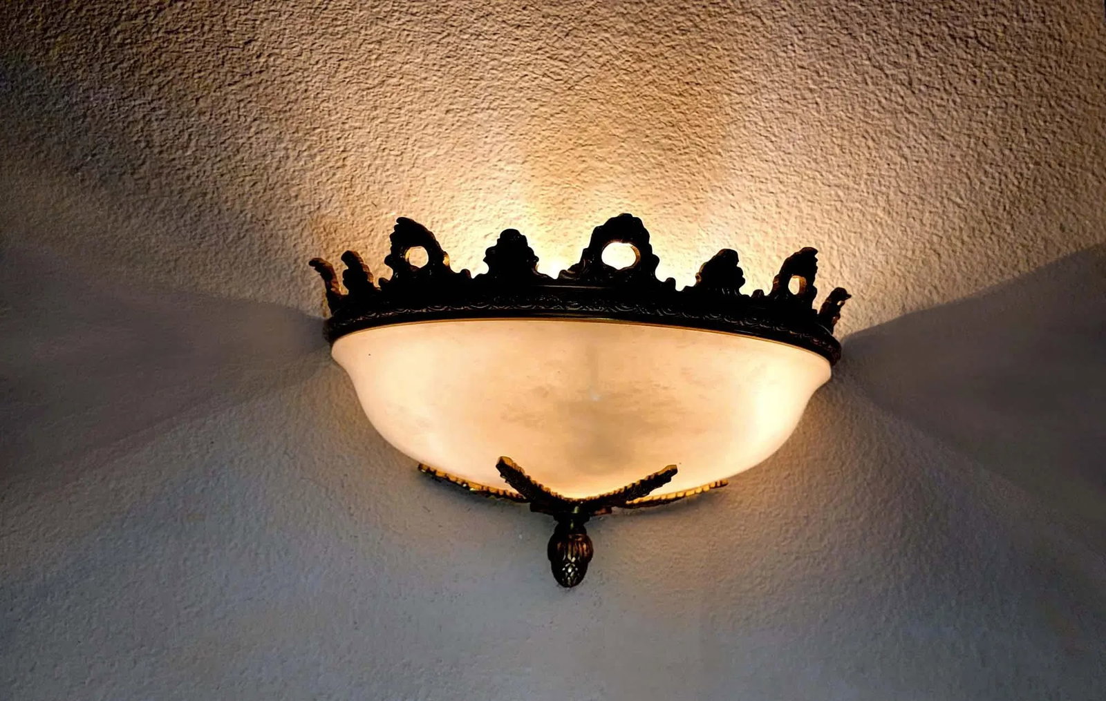 Late 20th Century Mariner Royal Heritage Light Sconce Shade - 6