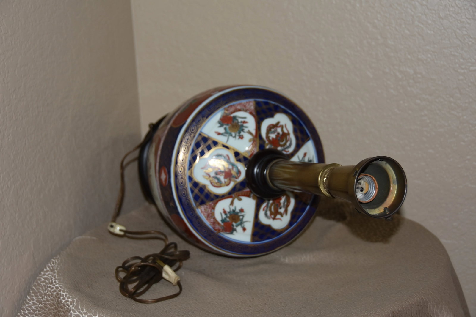 Japanese Imari Porcelain & Wood Lamp - 3