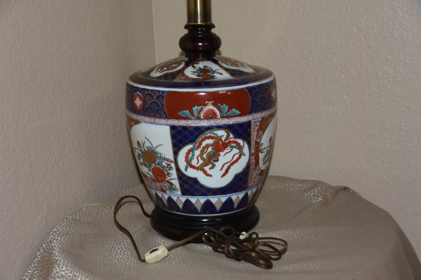 Japanese Imari Porcelain & Wood Lamp - 4