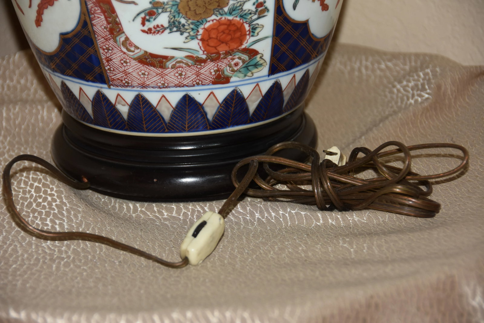 Japanese Imari Porcelain & Wood Lamp - 6
