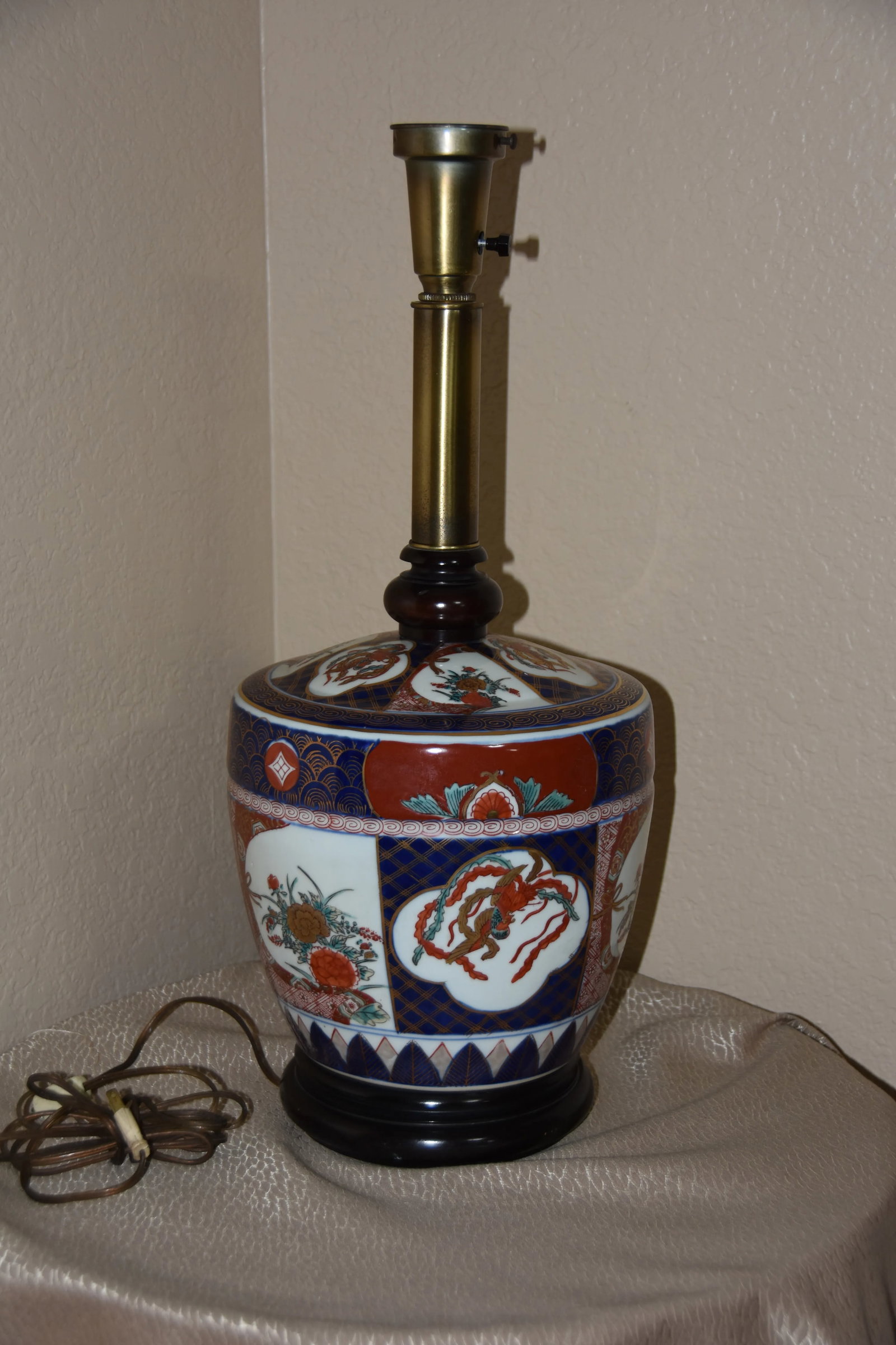Japanese Imari Porcelain & Wood Lamp - 7