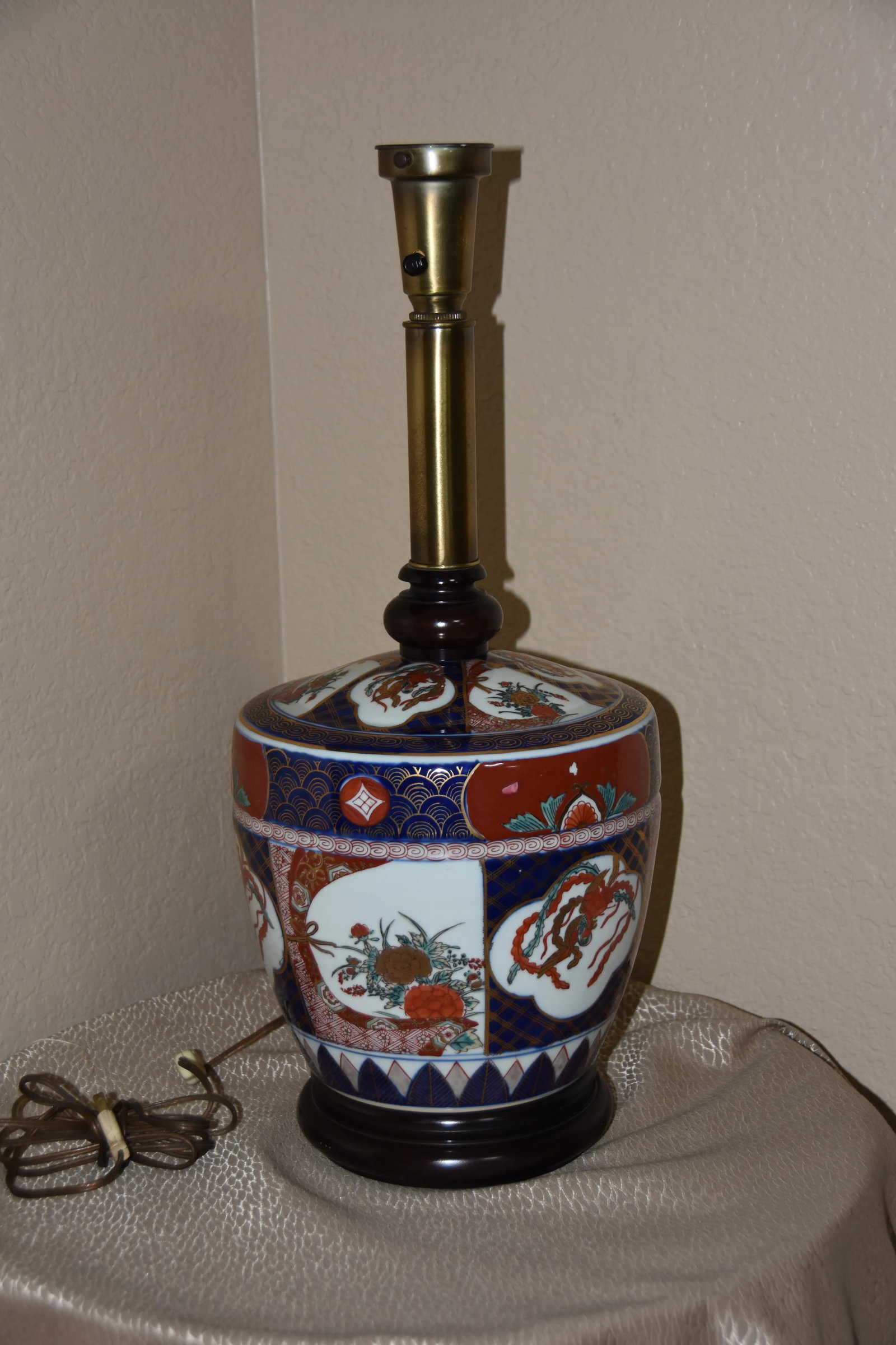 Japanese Imari Porcelain & Wood Lamp - 9