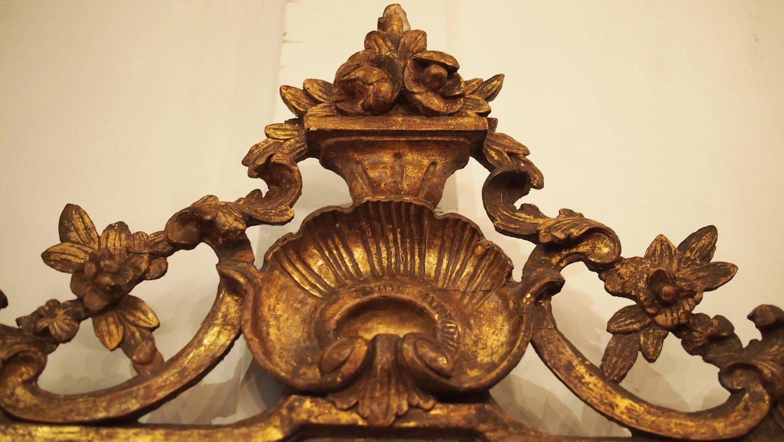 Period Louis XVI Mirror With a Shell Cartouche - 7