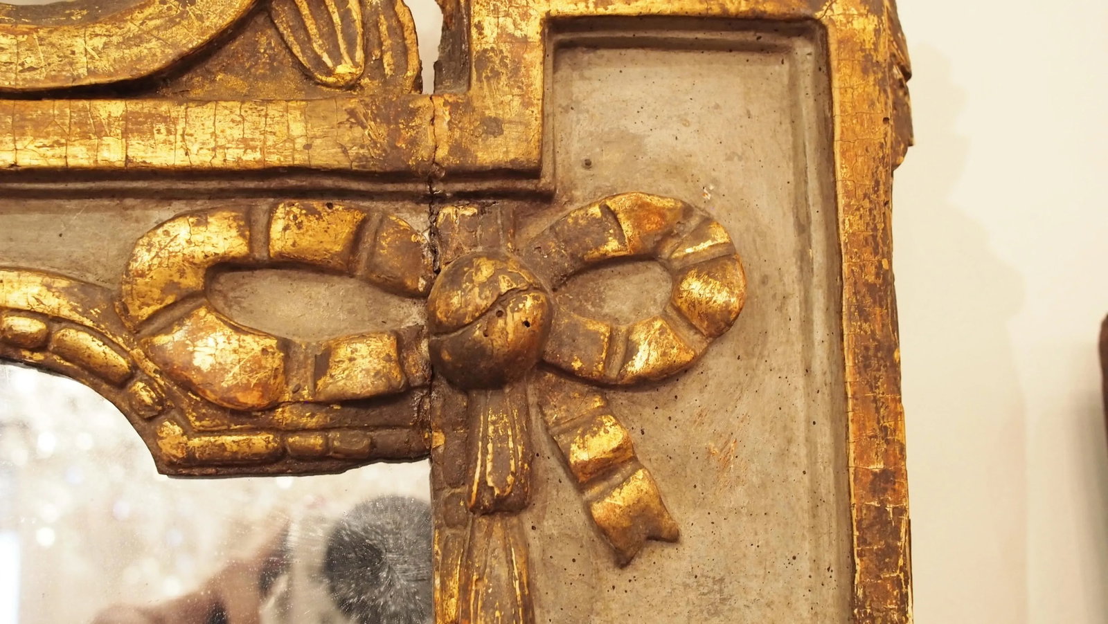Period Louis XVI Mirror With a Shell Cartouche - 8