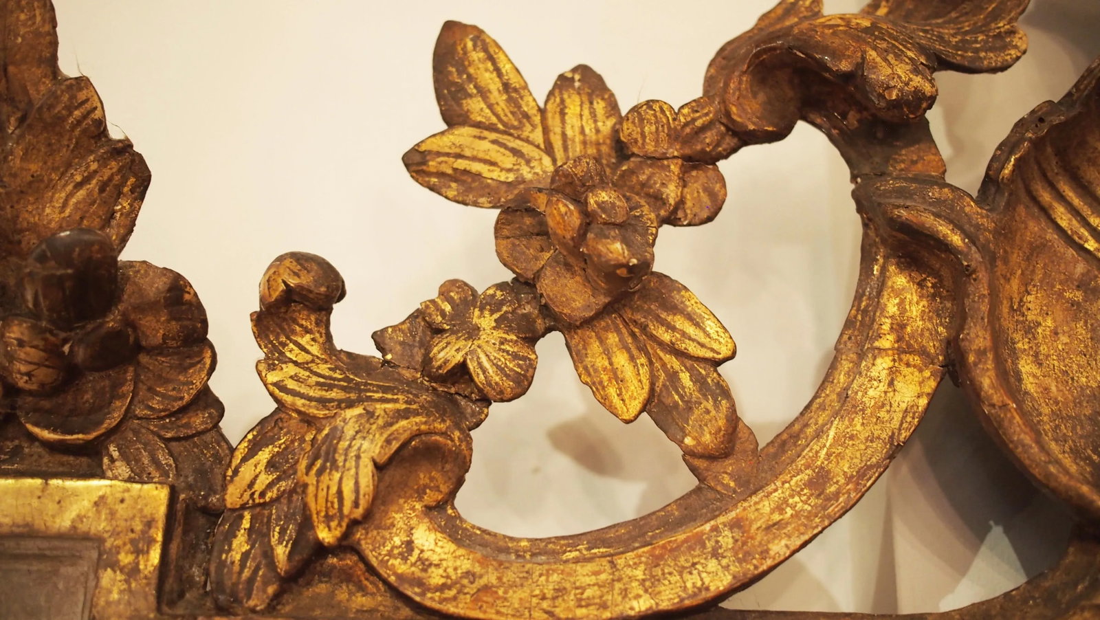 Period Louis XVI Mirror With a Shell Cartouche - 9