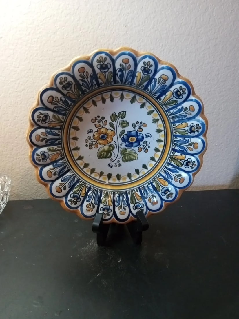 1960s Hand Painted Talavera Scalloped Decorative Plate From Spain - 3