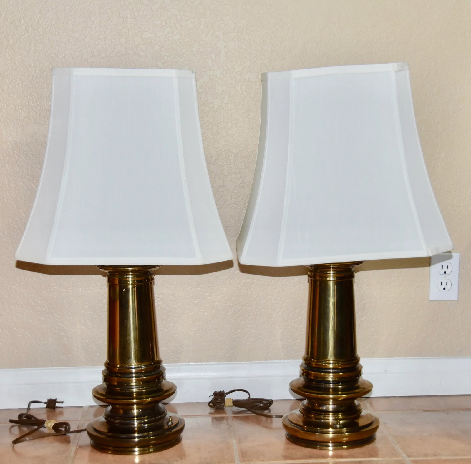 1960s Stiffel Hollywood Regency 3 Way Brass Urn Table Lamps - a Pair - 3