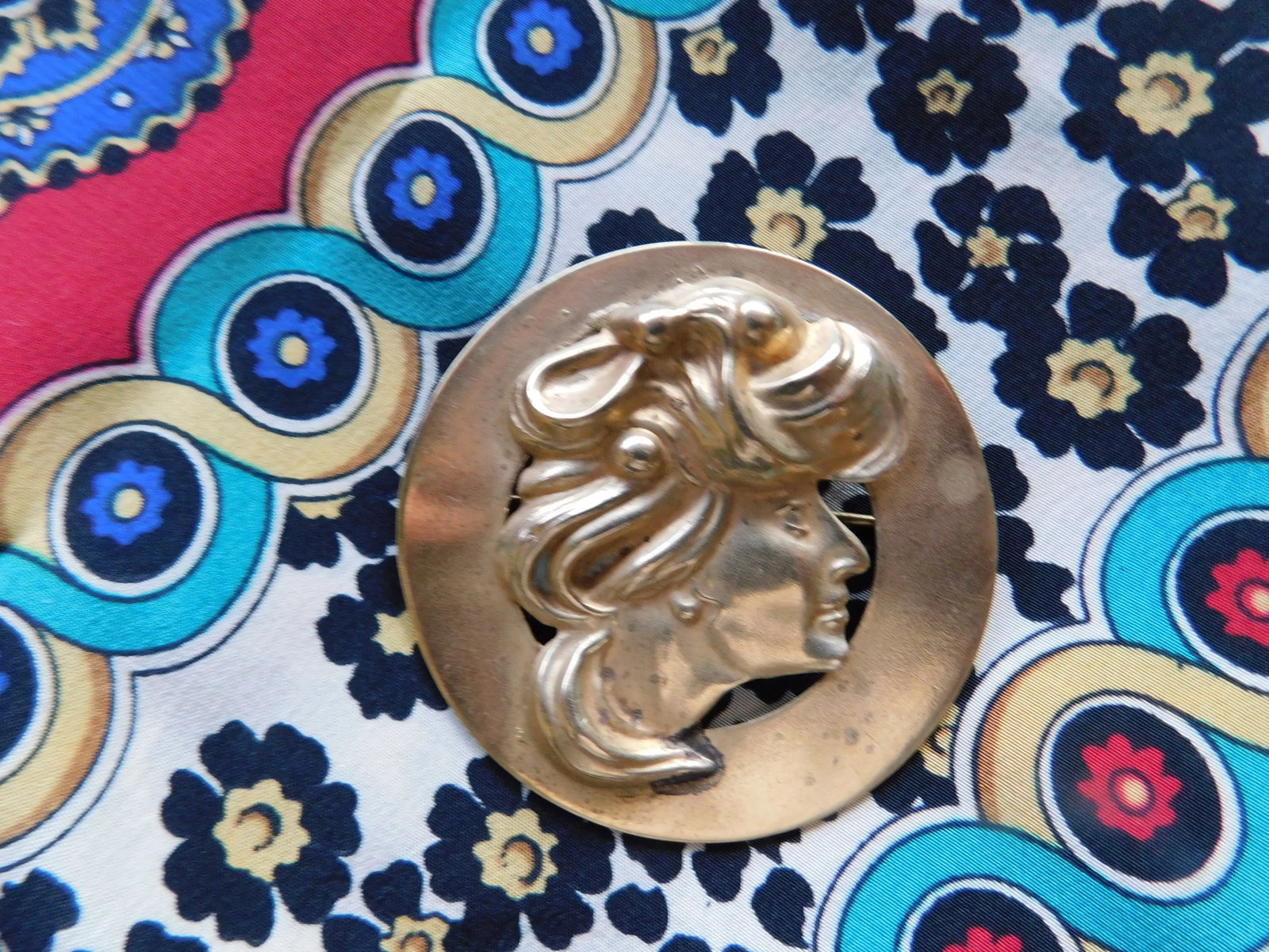 Art Nouveau Antique Gold Woman Profile Round Brooch, C. 1900 - 7