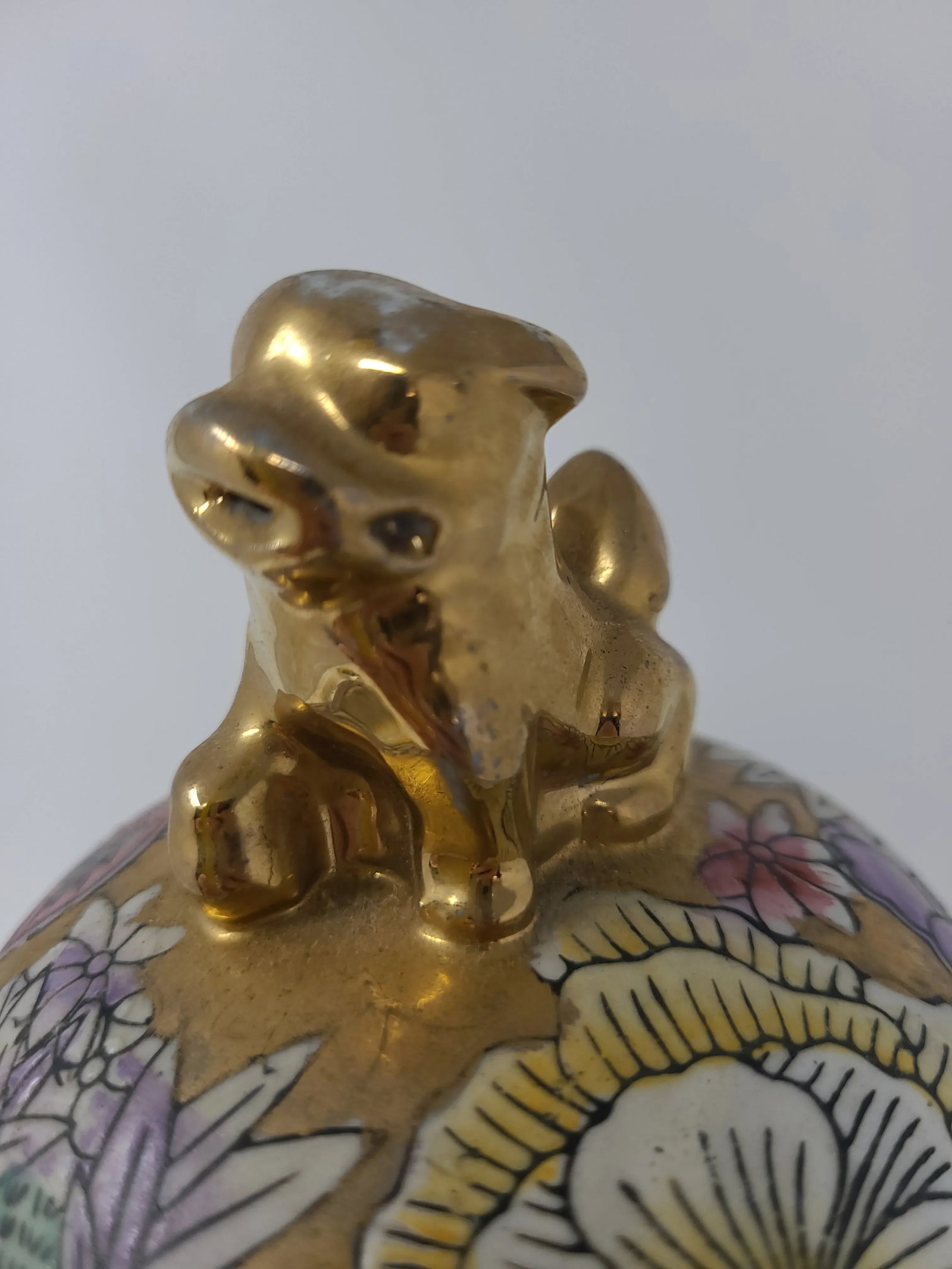 Vintage Rose Medallion Hand Painted Ginger Jar With Gold Foo Dog Lid - 2