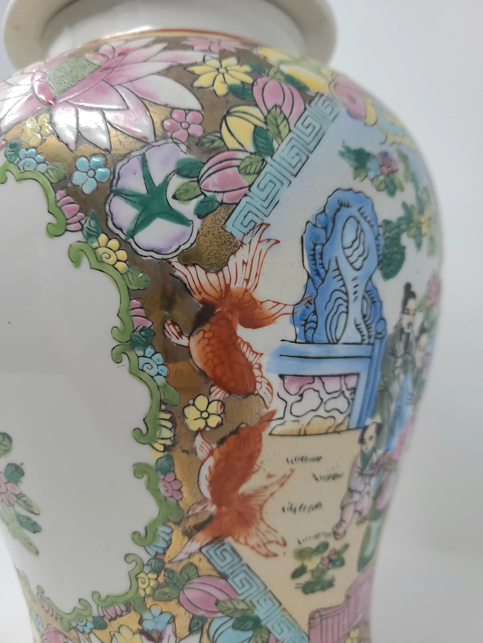 Vintage Rose Medallion Hand Painted Ginger Jar With Gold Foo Dog Lid - 9