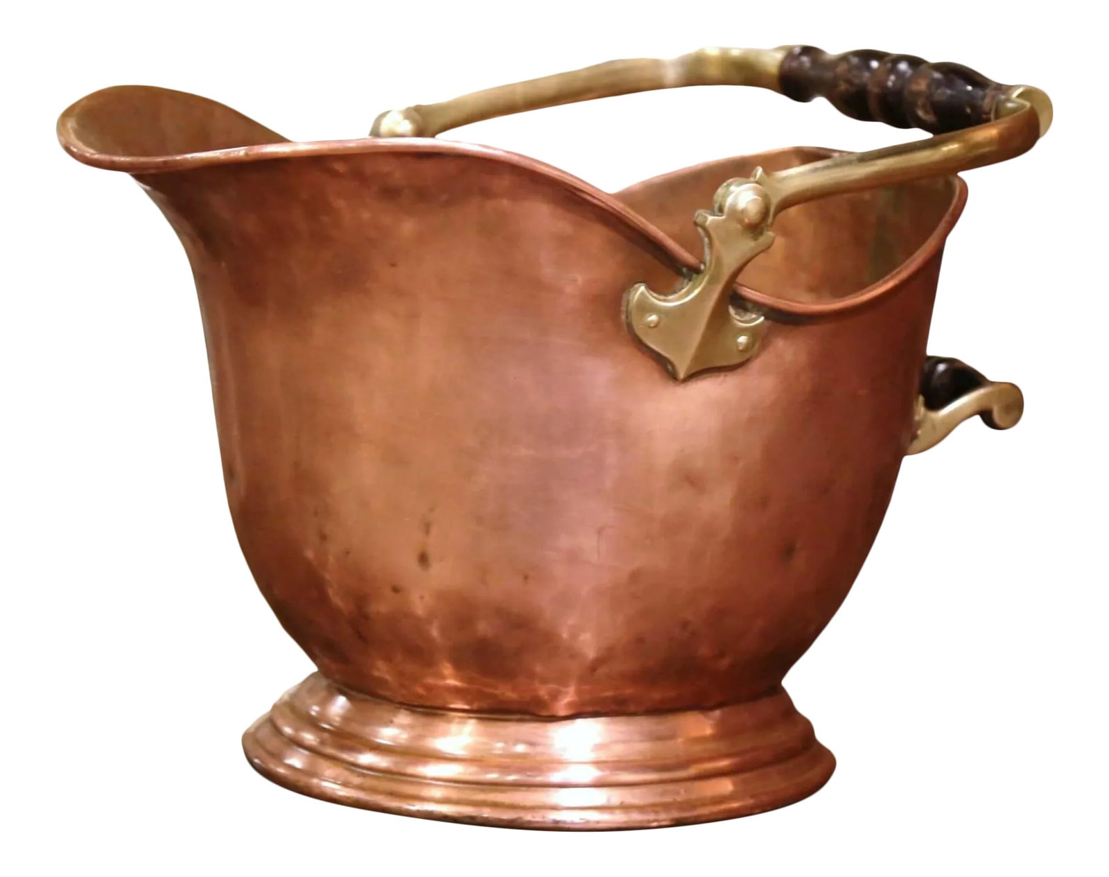 19th Century English Victorian Copper and Brass Coal Bucket: This antique coal scuttle was created in England, circa 1880. Built of copper with a brass and turned walnut handle, the oblong bucket stands on a round base. The versatile decorative box is in