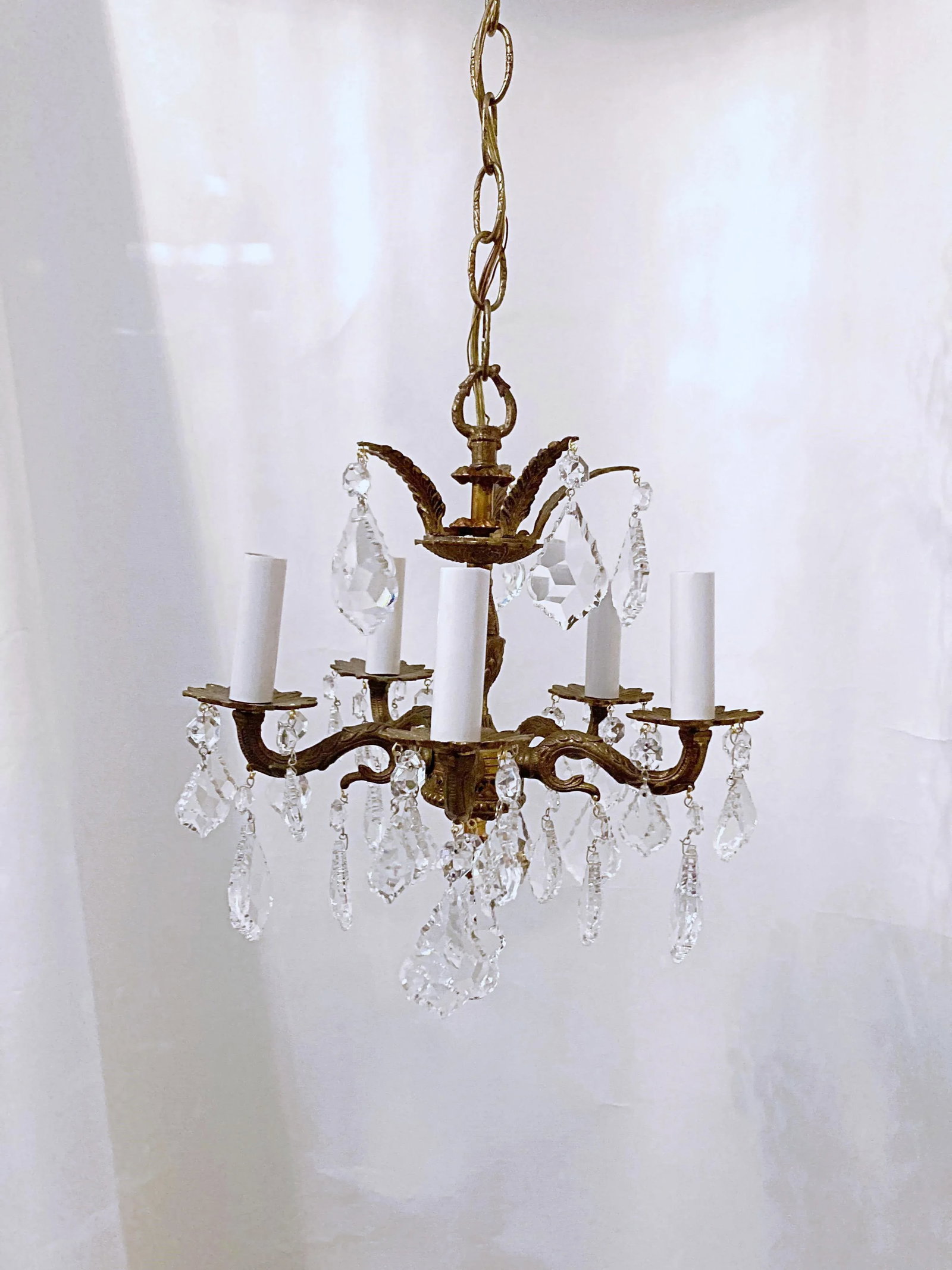 1950s Brass Chandelier With French Pendalogue Crystals - 7