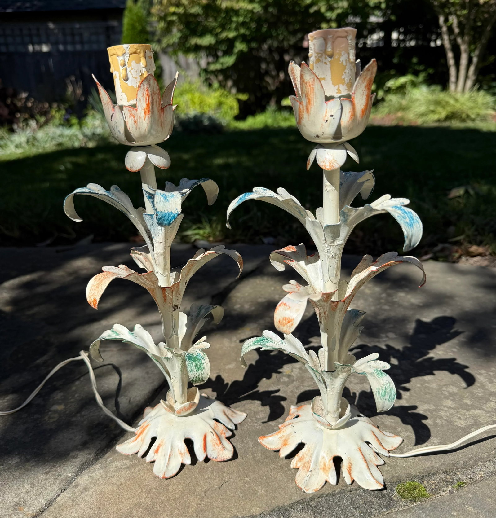 1950s Pair of Diminutive Floral Italian Style Tole Lamps - 2