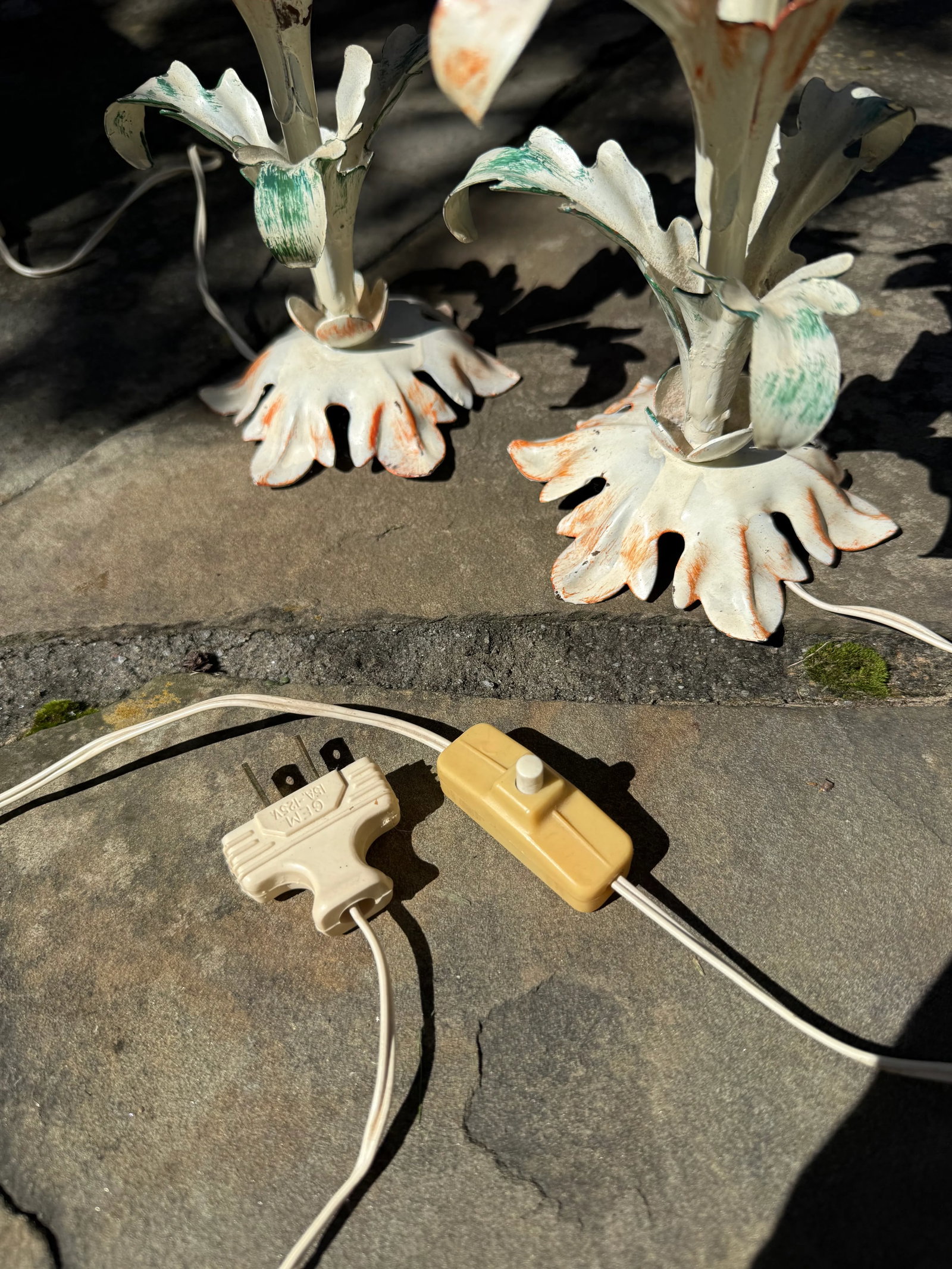 1950s Pair of Diminutive Floral Italian Style Tole Lamps - 4