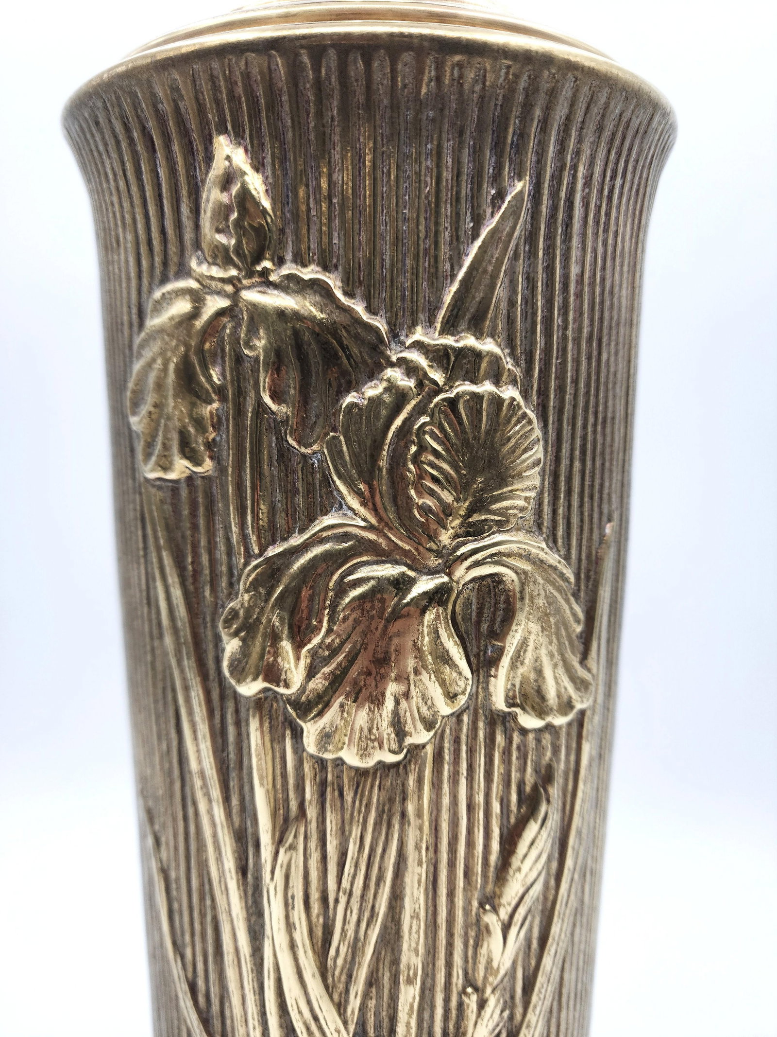 Vintage Brass Iris Relief Table Lamp With Wood Base - 3