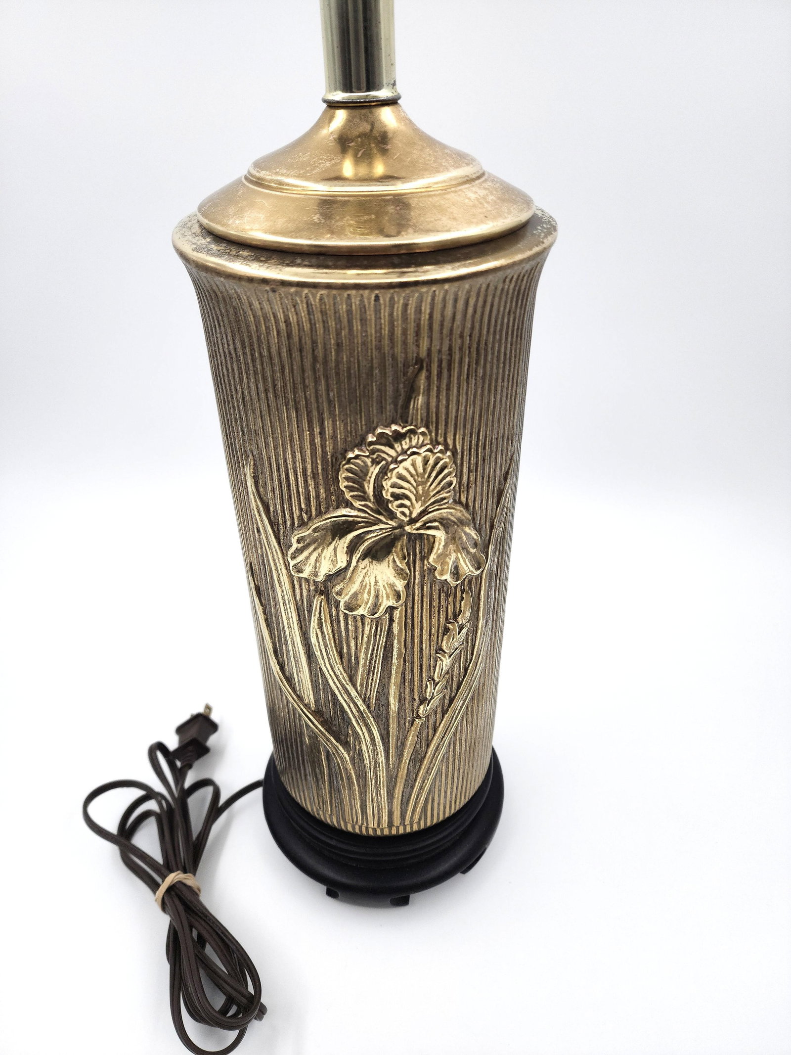 Vintage Brass Iris Relief Table Lamp With Wood Base - 5