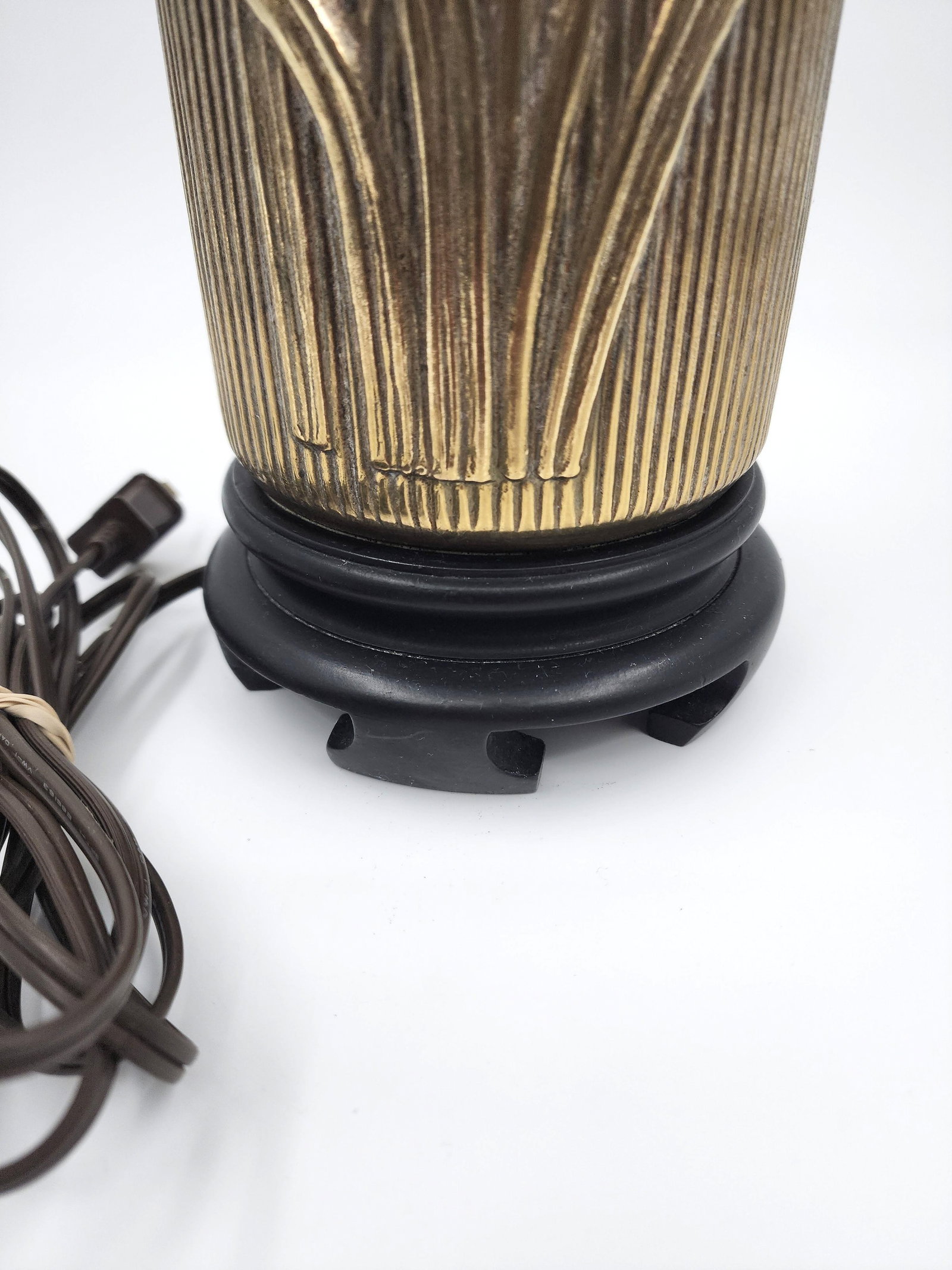 Vintage Brass Iris Relief Table Lamp With Wood Base - 9