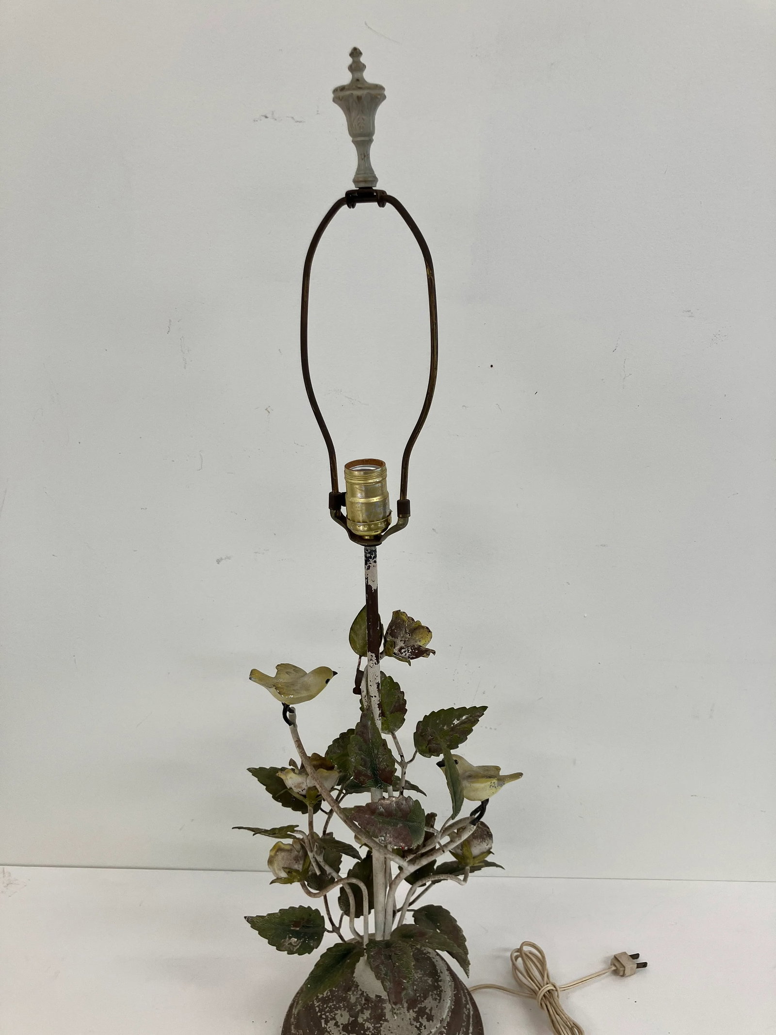 Vintage Italian Tole Bird & Floral Table Lamp, Cottagecore, Circa 1950s - 4
