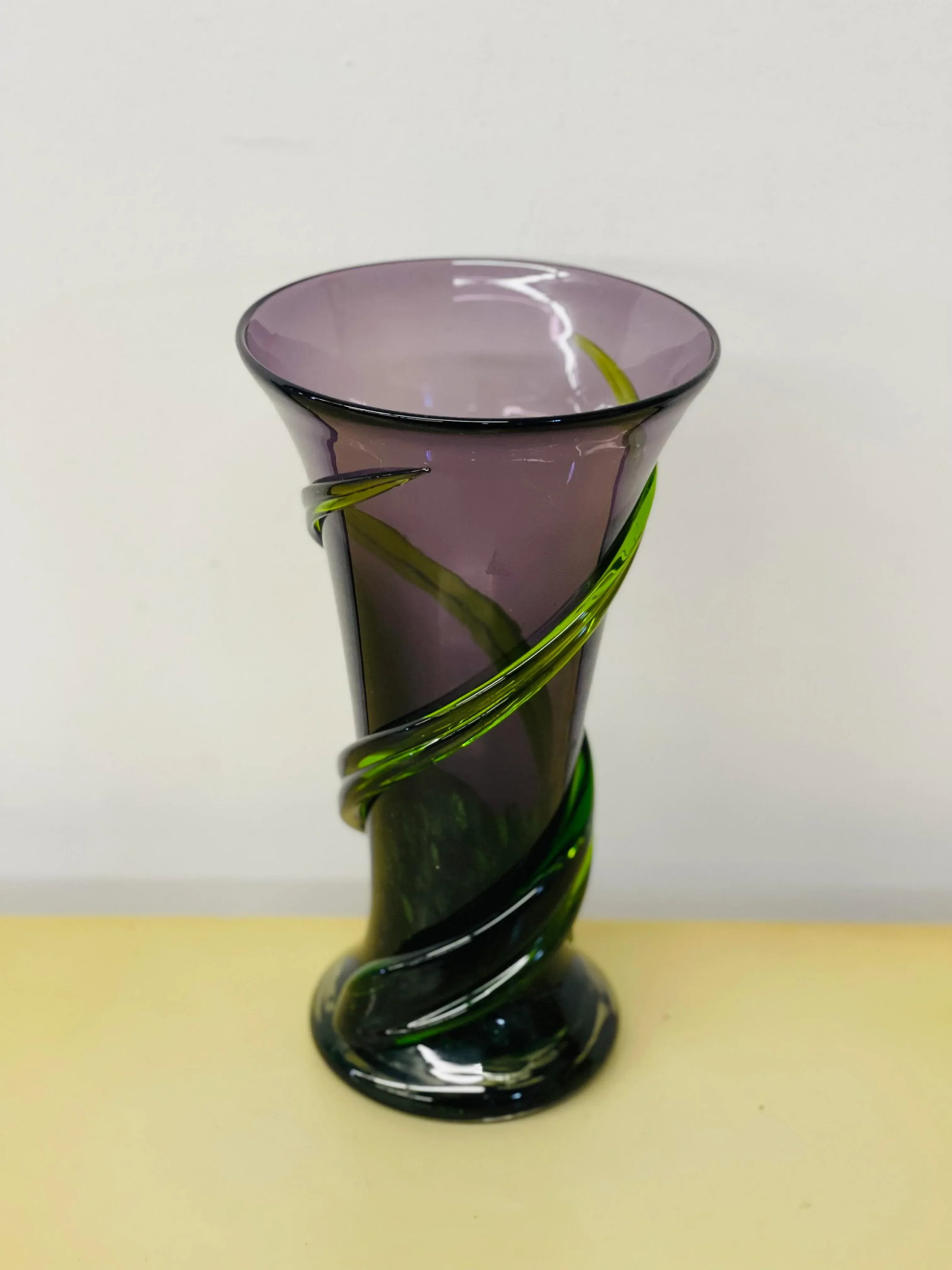 Vintage Mid 20th Century Murano Art Blown Glass Amethyst & Emerald Flower Vase - 2