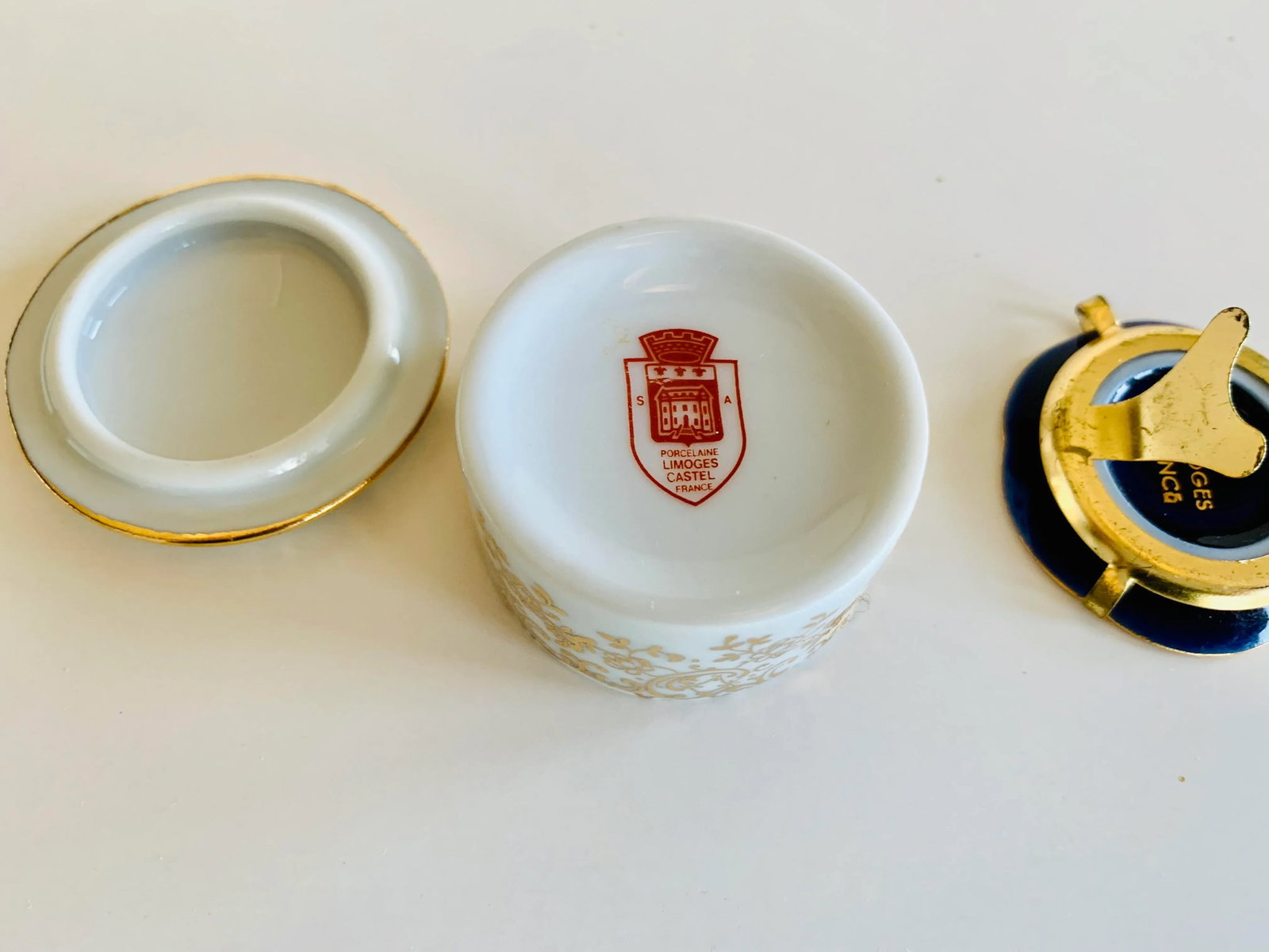 Limoges - French Porcelain Trinket Box and Plate With Stand From the 1970s - a Pair - 4