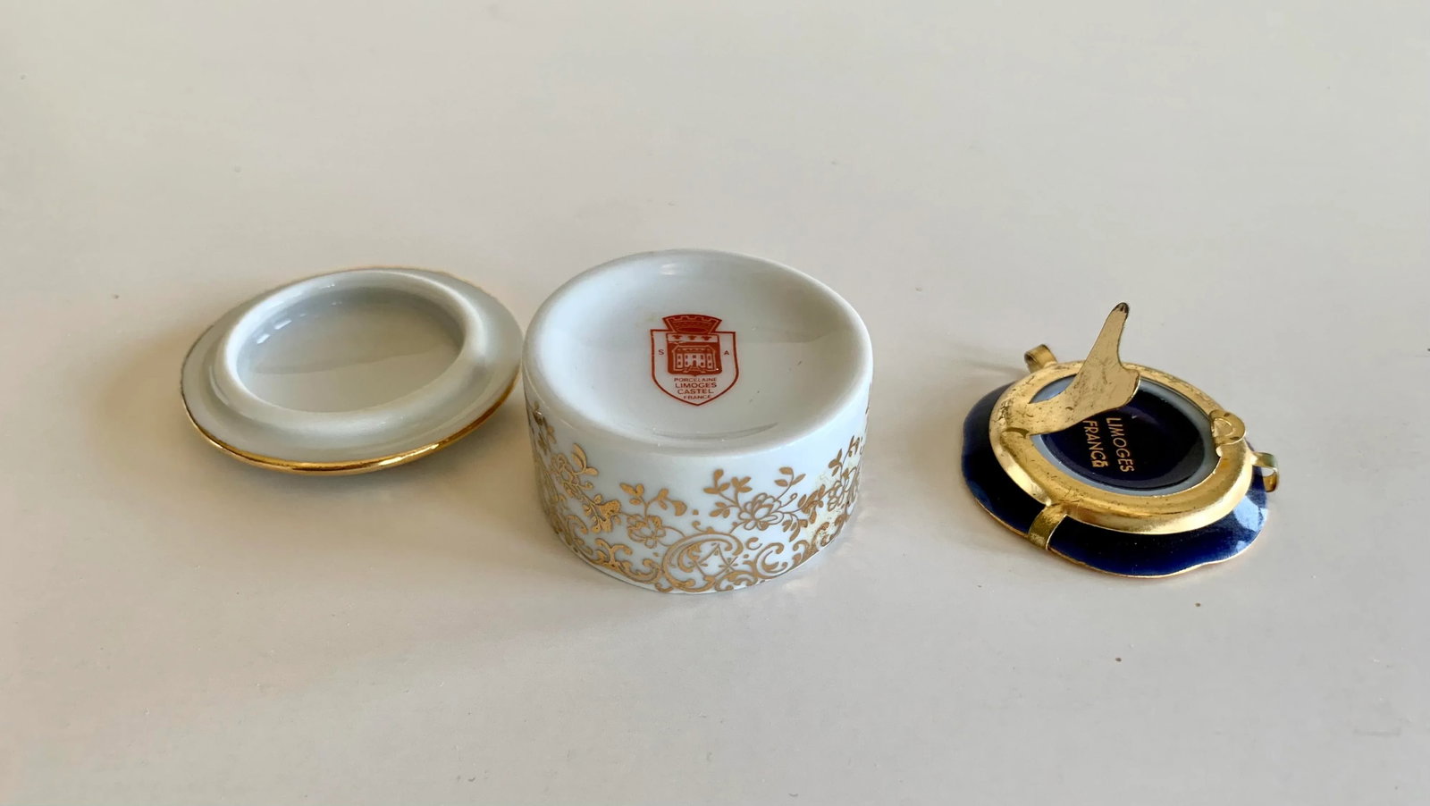 Limoges - French Porcelain Trinket Box and Plate With Stand From the 1970s - a Pair - 6