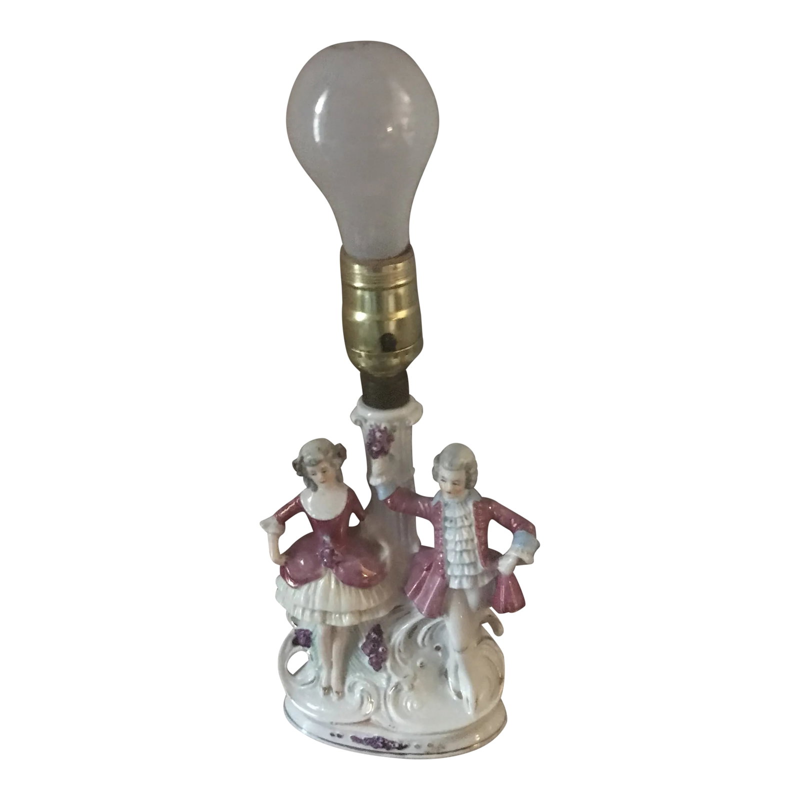 1960s Mid-Century Porcelain George Martha Washington Table Lamp: This is a gorgeous and absolutely perfect small vintage table or accent lamp featuring George and Martha Washington. To the top of the light socket it measures about 10 1/2". With a clip-on shade of y