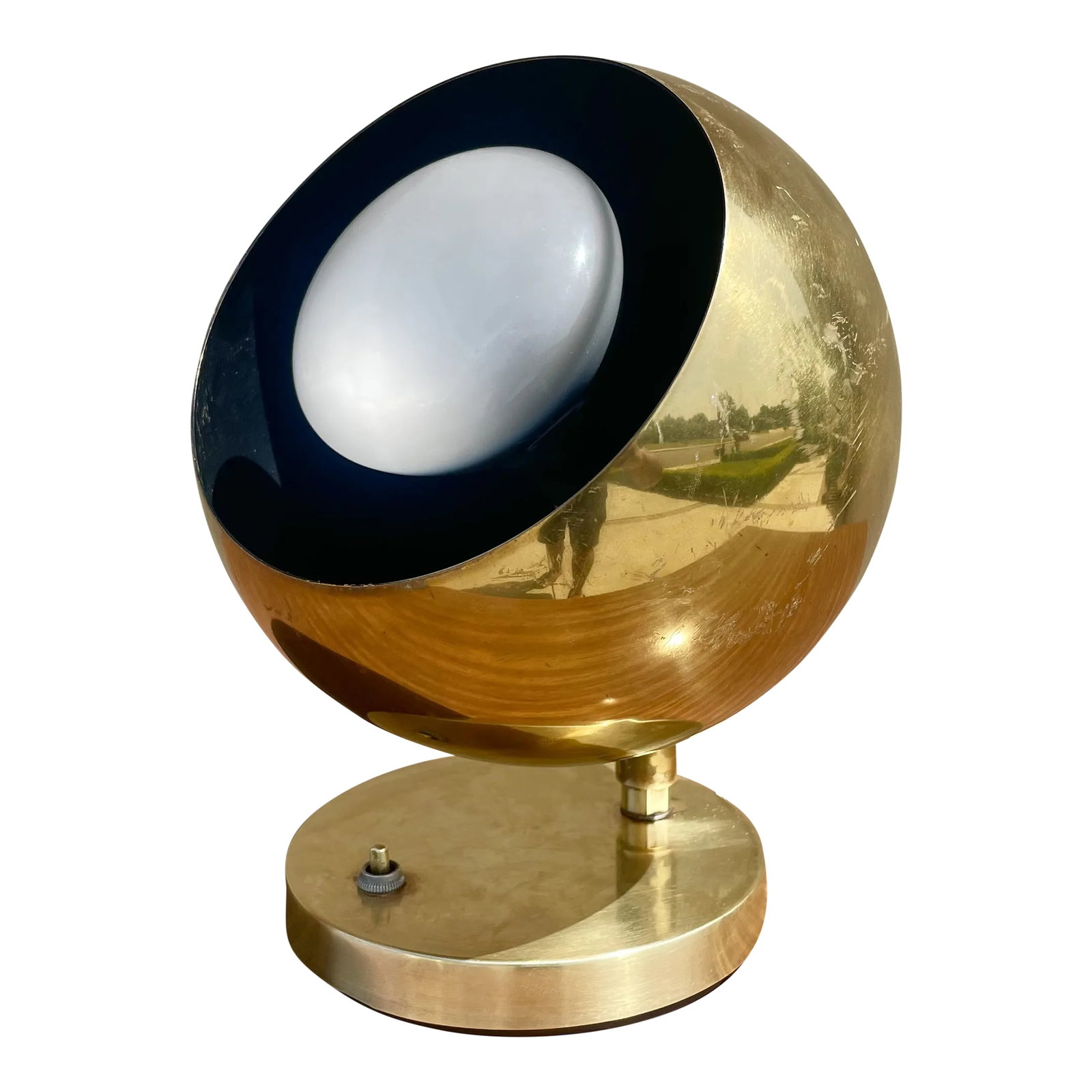 Vintage 1960s Brass Lamp: Beautiful Vintage Brass Lamp, this single lamp features a brass frame covering around the lightbulb, giving it that fabulous 60s look. can be used as a hallway light or a desk light. Condition: Altera