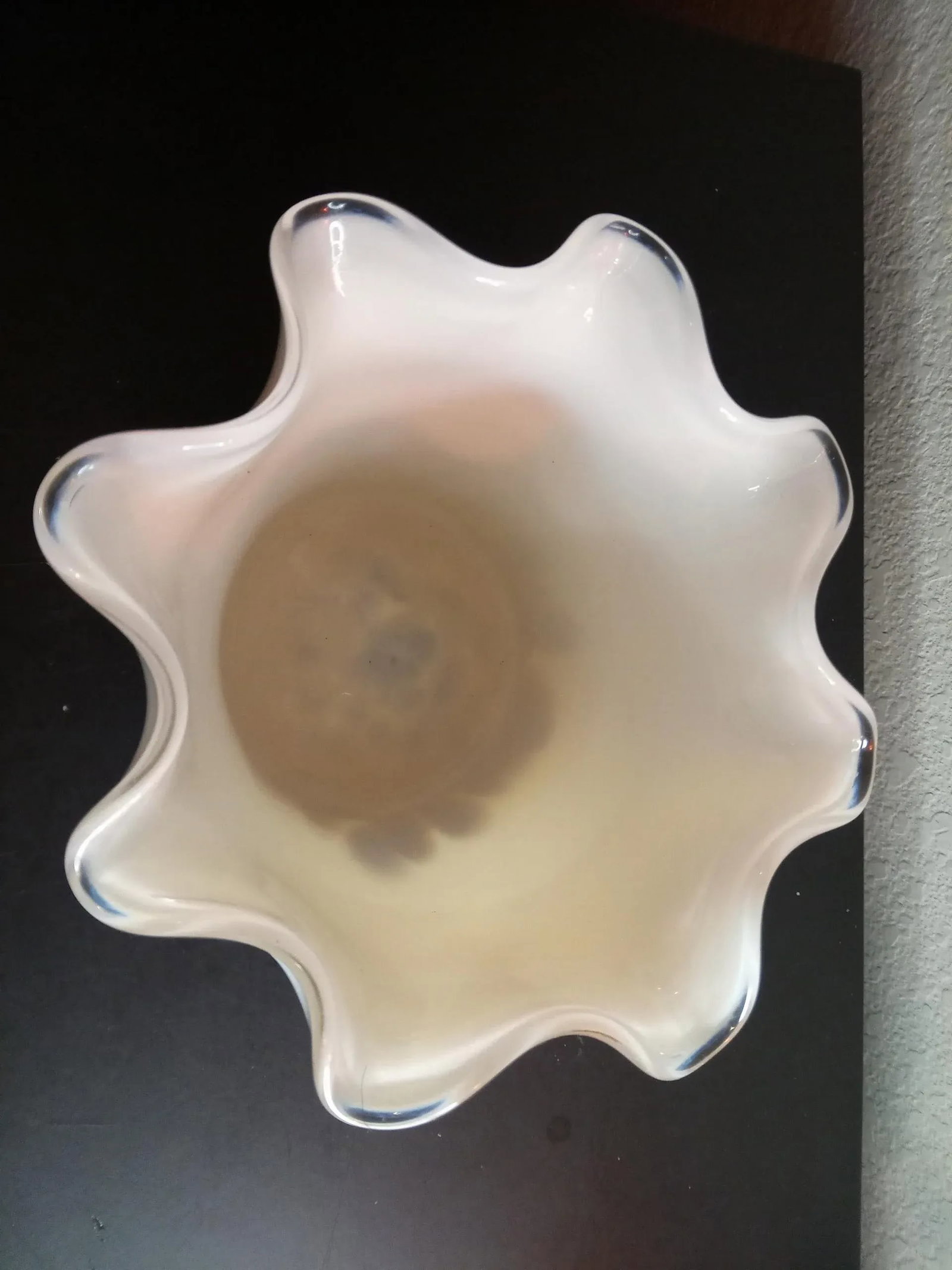 1990s Art Deco White Art Glass Vase With Ruffled Edges - 2