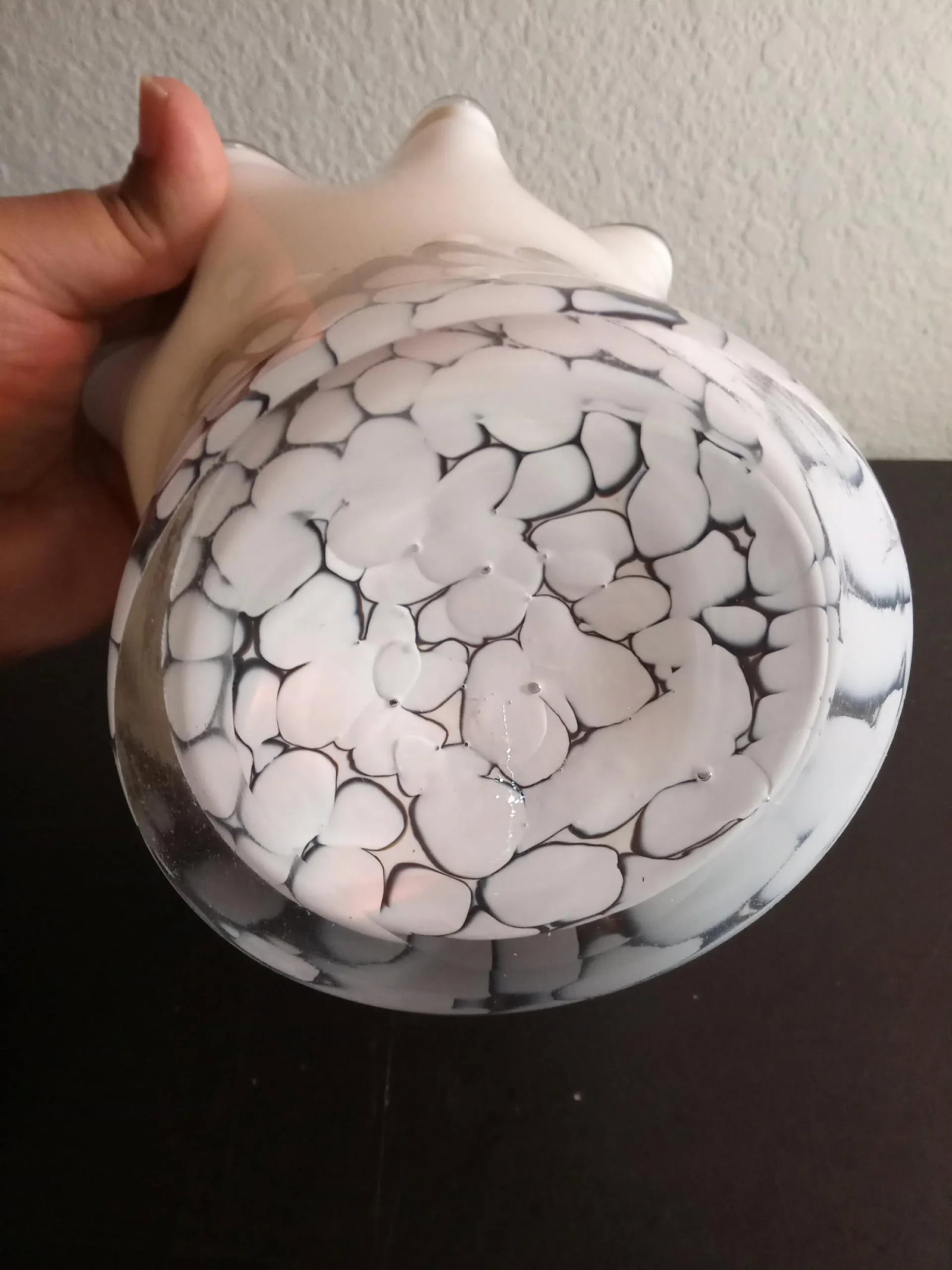 1990s Art Deco White Art Glass Vase With Ruffled Edges - 3