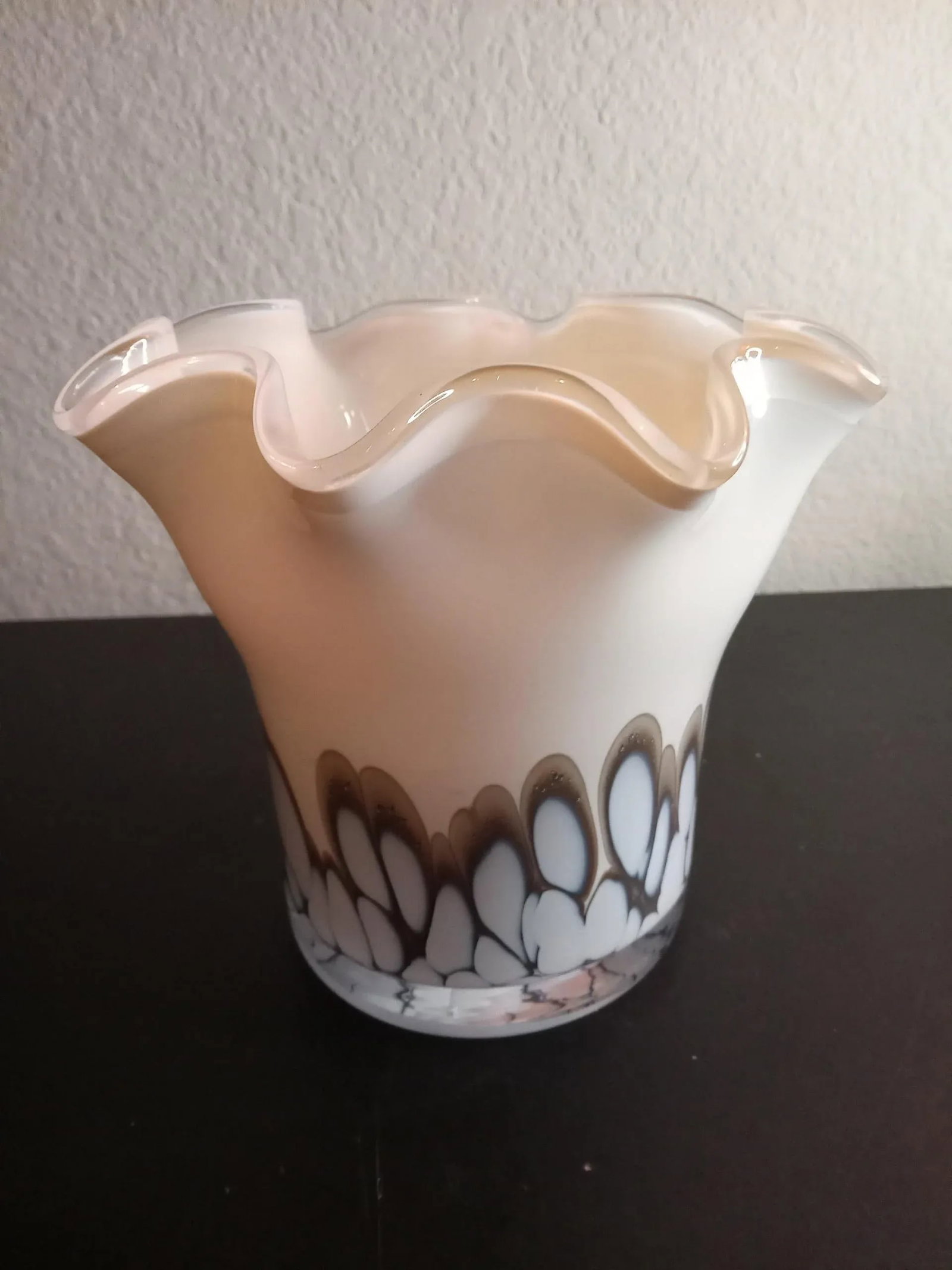 1990s Art Deco White Art Glass Vase With Ruffled Edges - 5
