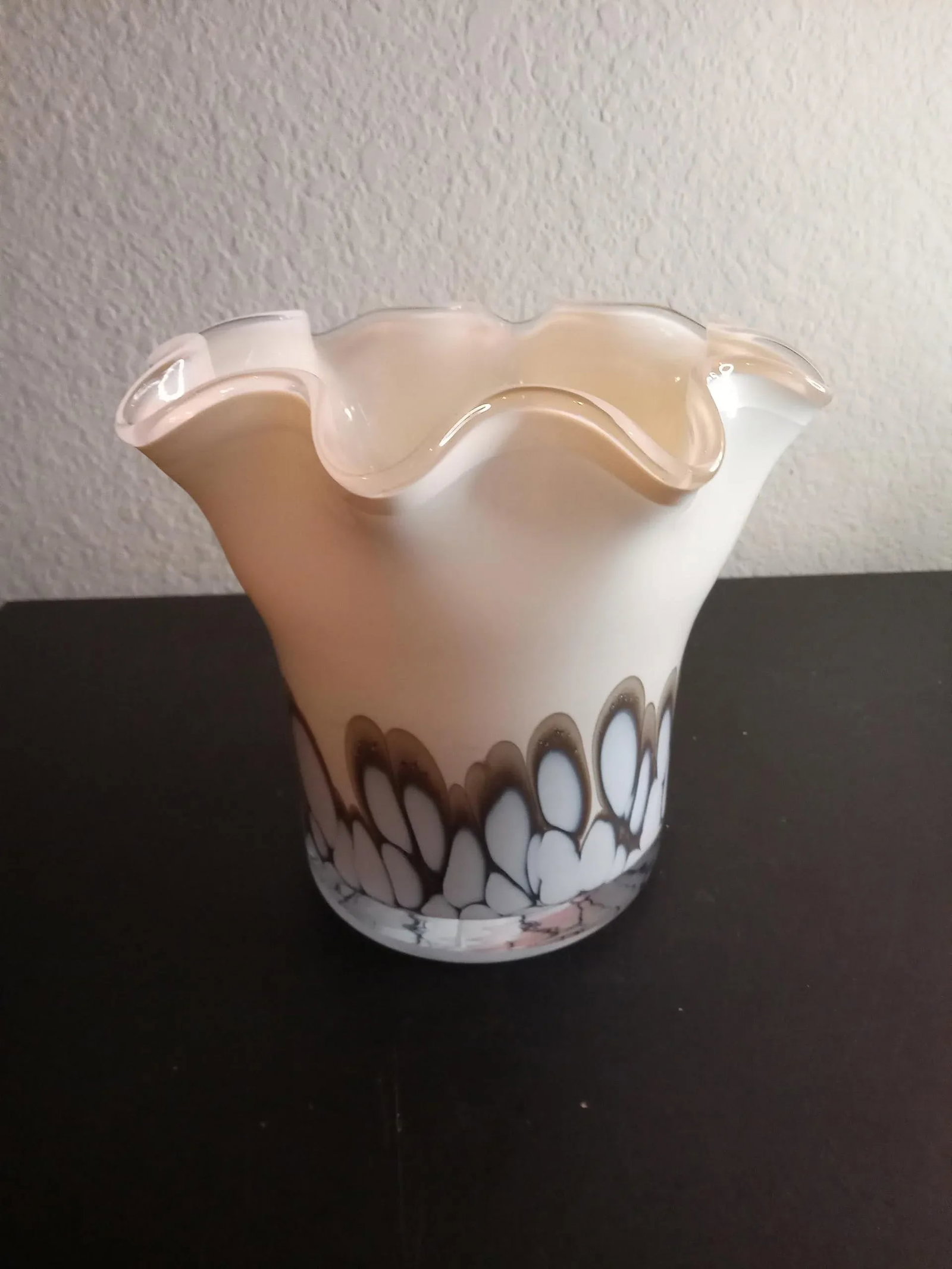 1990s Art Deco White Art Glass Vase With Ruffled Edges - 7