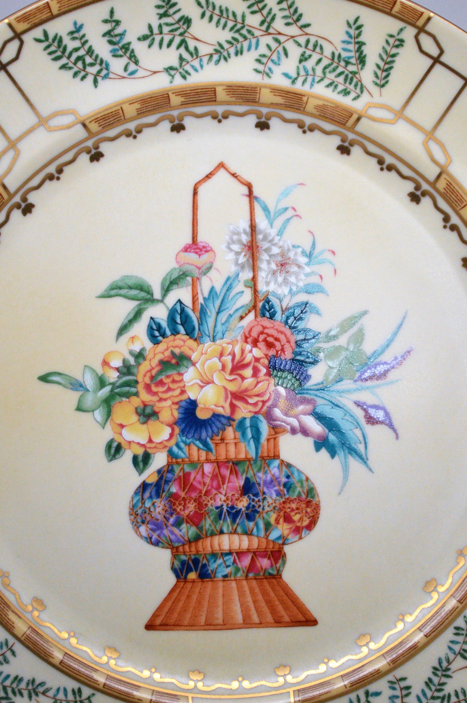 1990s Mottahedeh Williamsburg Chinoiserie Hand-Painted Ching Garden Desert Plates - a Pair - 3