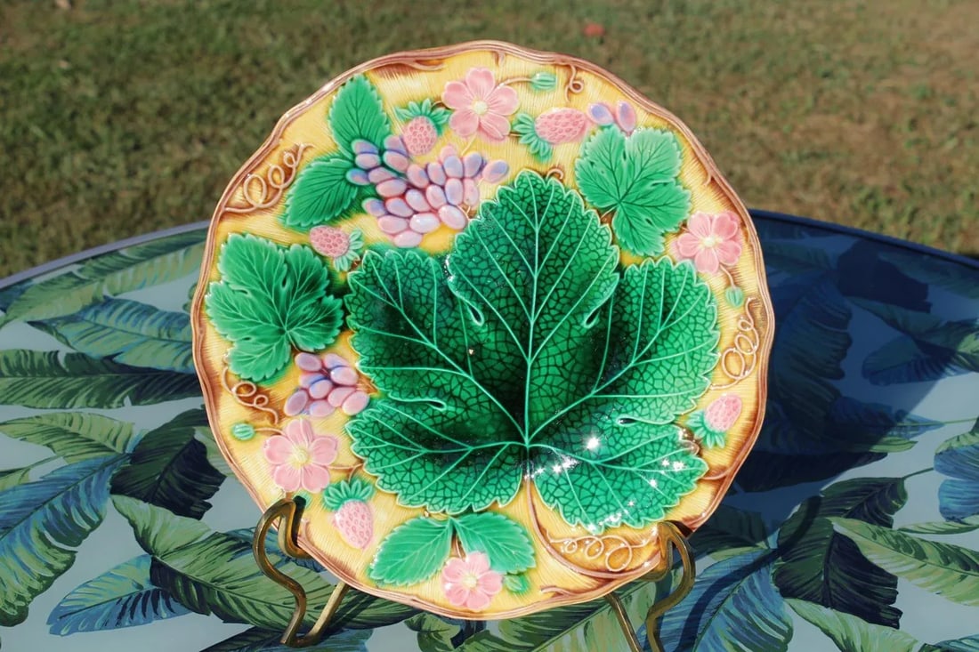 1940s Wedgwood Majolica Strawberries and Leaves Plate - 2