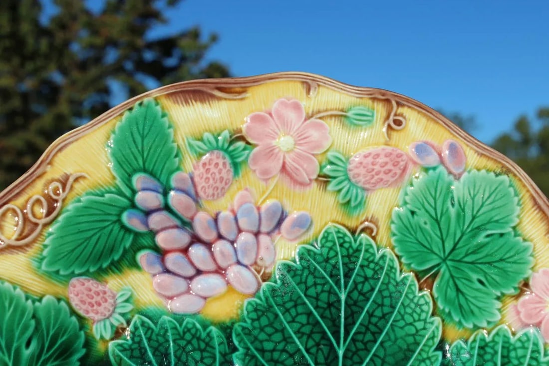 1940s Wedgwood Majolica Strawberries and Leaves Plate - 3