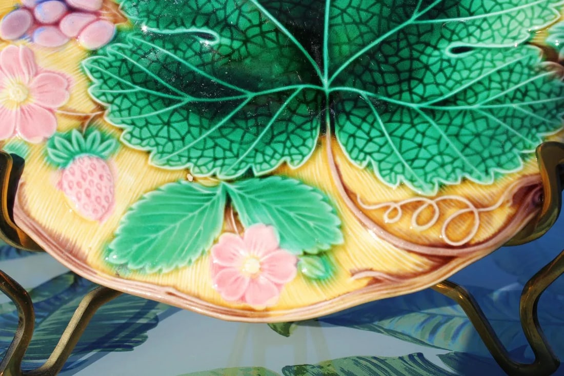 1940s Wedgwood Majolica Strawberries and Leaves Plate - 4