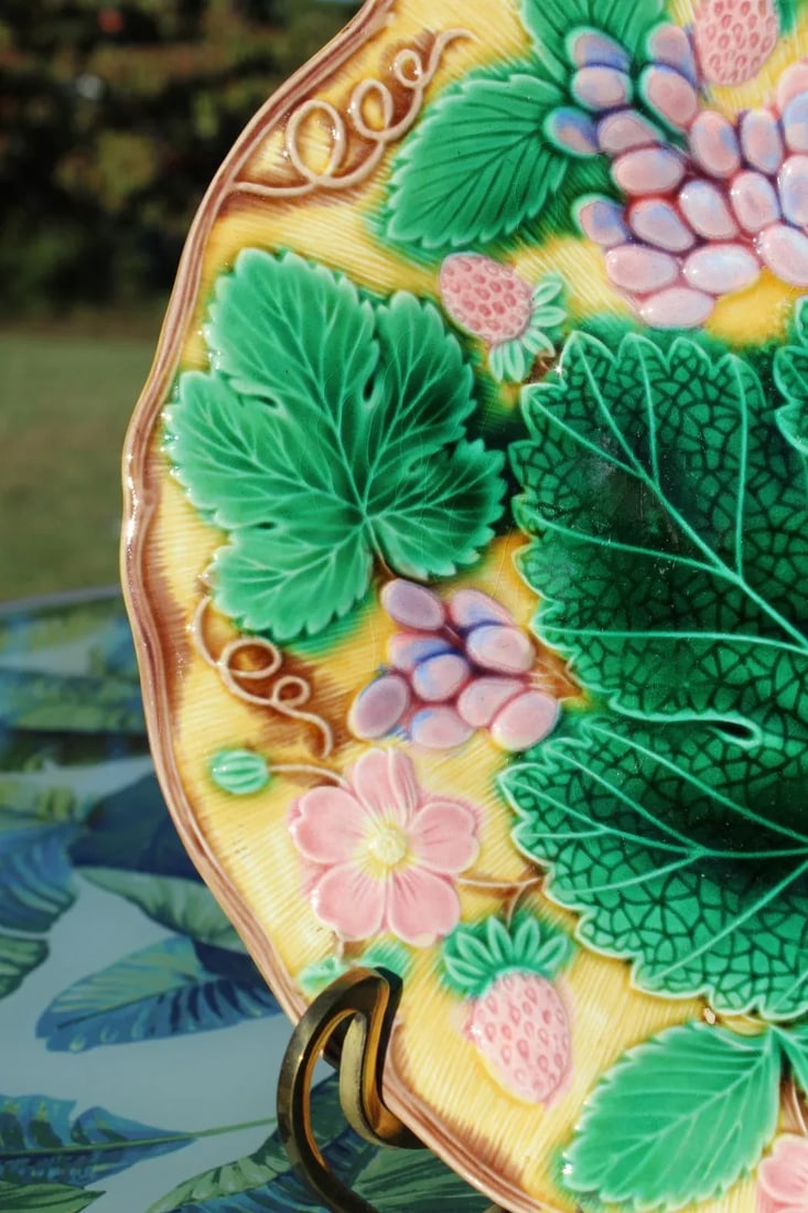 1940s Wedgwood Majolica Strawberries and Leaves Plate - 5