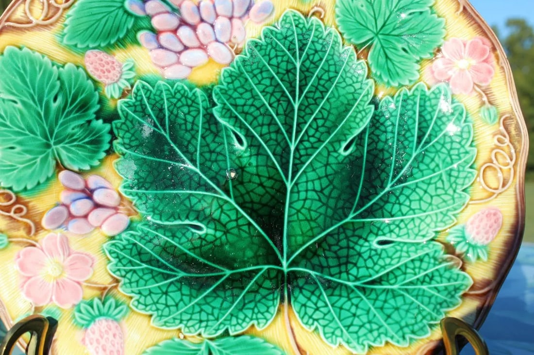 1940s Wedgwood Majolica Strawberries and Leaves Plate - 7