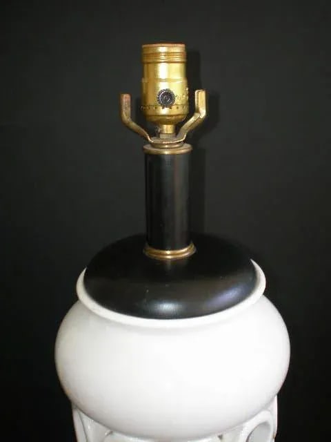 White Porcelain Chinese Figure 8 Table Lamp - 2