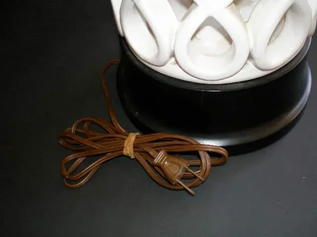 White Porcelain Chinese Figure 8 Table Lamp - 3