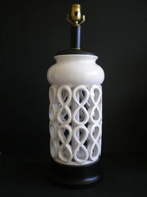 White Porcelain Chinese Figure 8 Table Lamp - 4