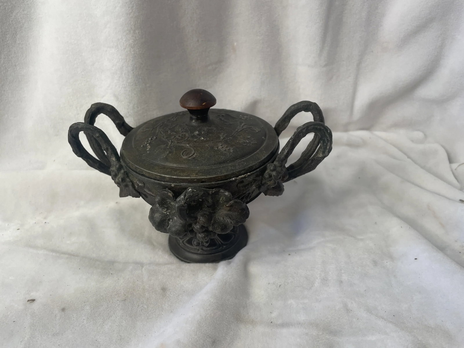 19th Century Grand Tour Italian Grape Vine Motif Small Bronze Twin Handled Urn - 5