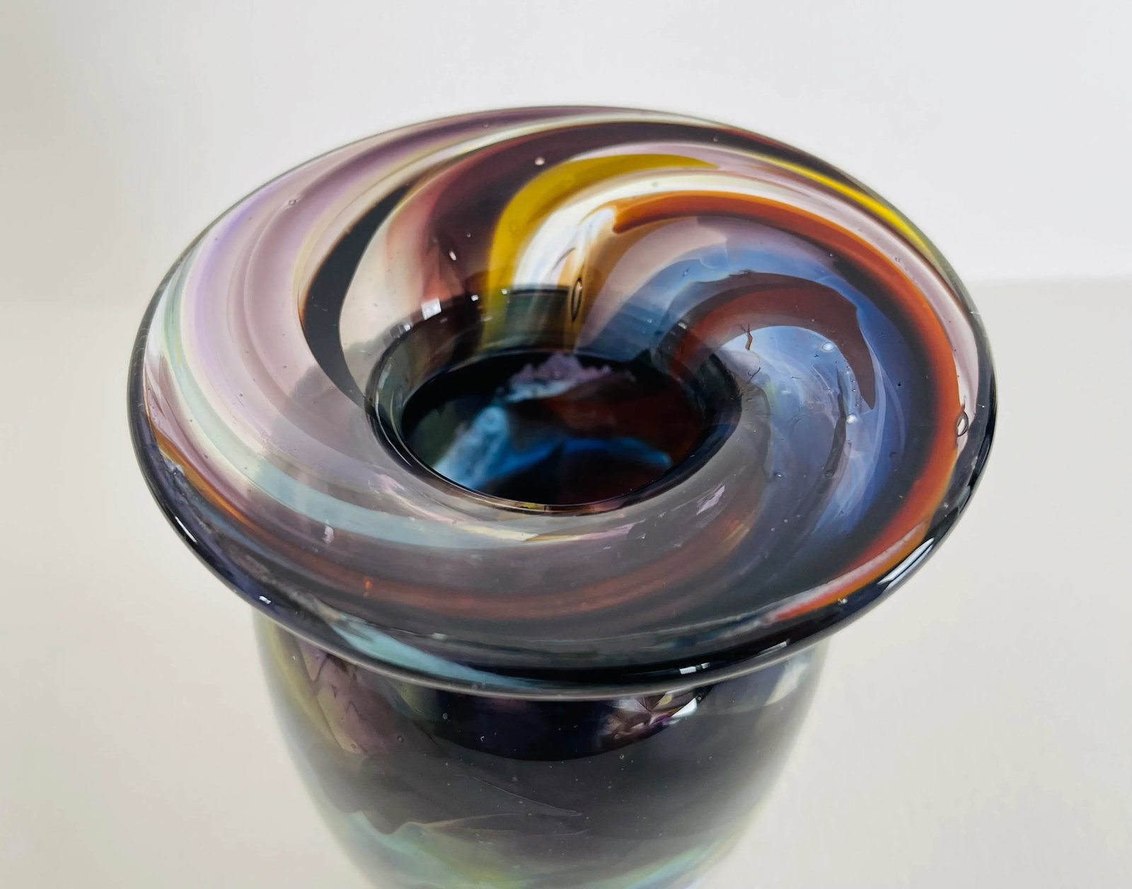 J. Schneider 2004 Studio Art Glass Hand Blown Swirl Vase Signed - 4