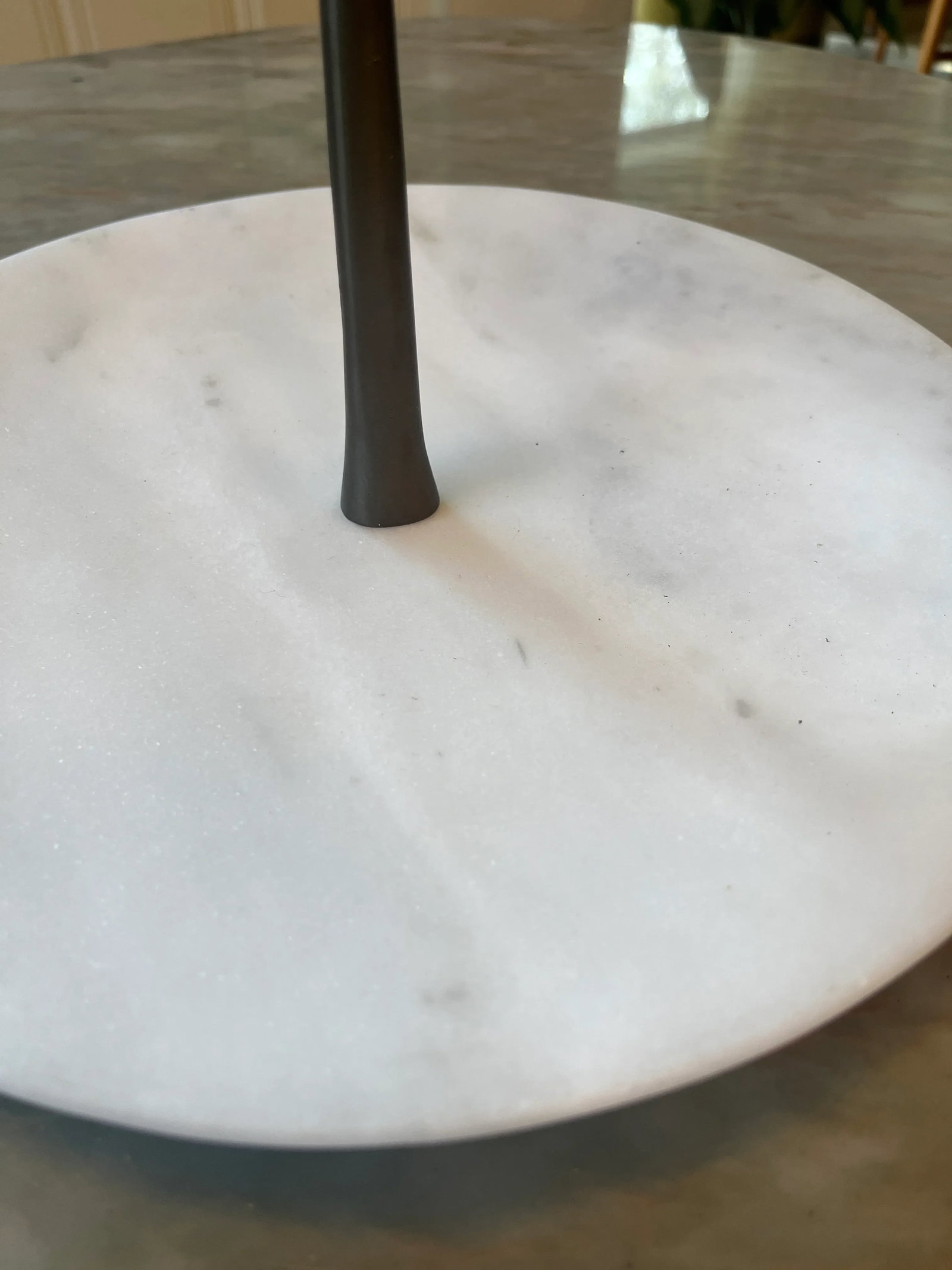 The Althaea Series "Anassa" Marble Round Serving Plate With Bronze Handle by Anaktae - 2