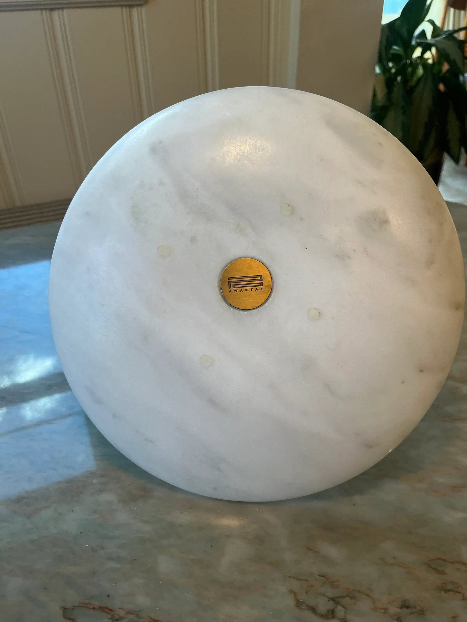 The Althaea Series "Anassa" Marble Round Serving Plate With Bronze Handle by Anaktae - 4