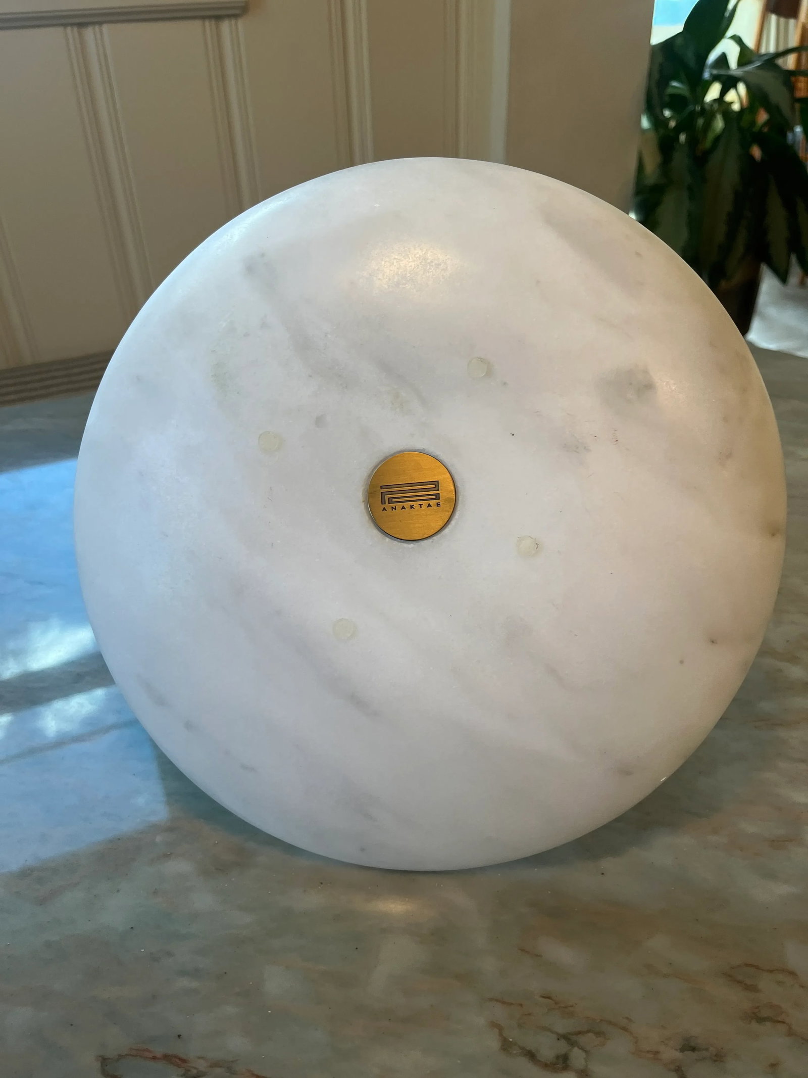 The Althaea Series "Anassa" Marble Round Serving Plate With Bronze Handle by Anaktae - 6