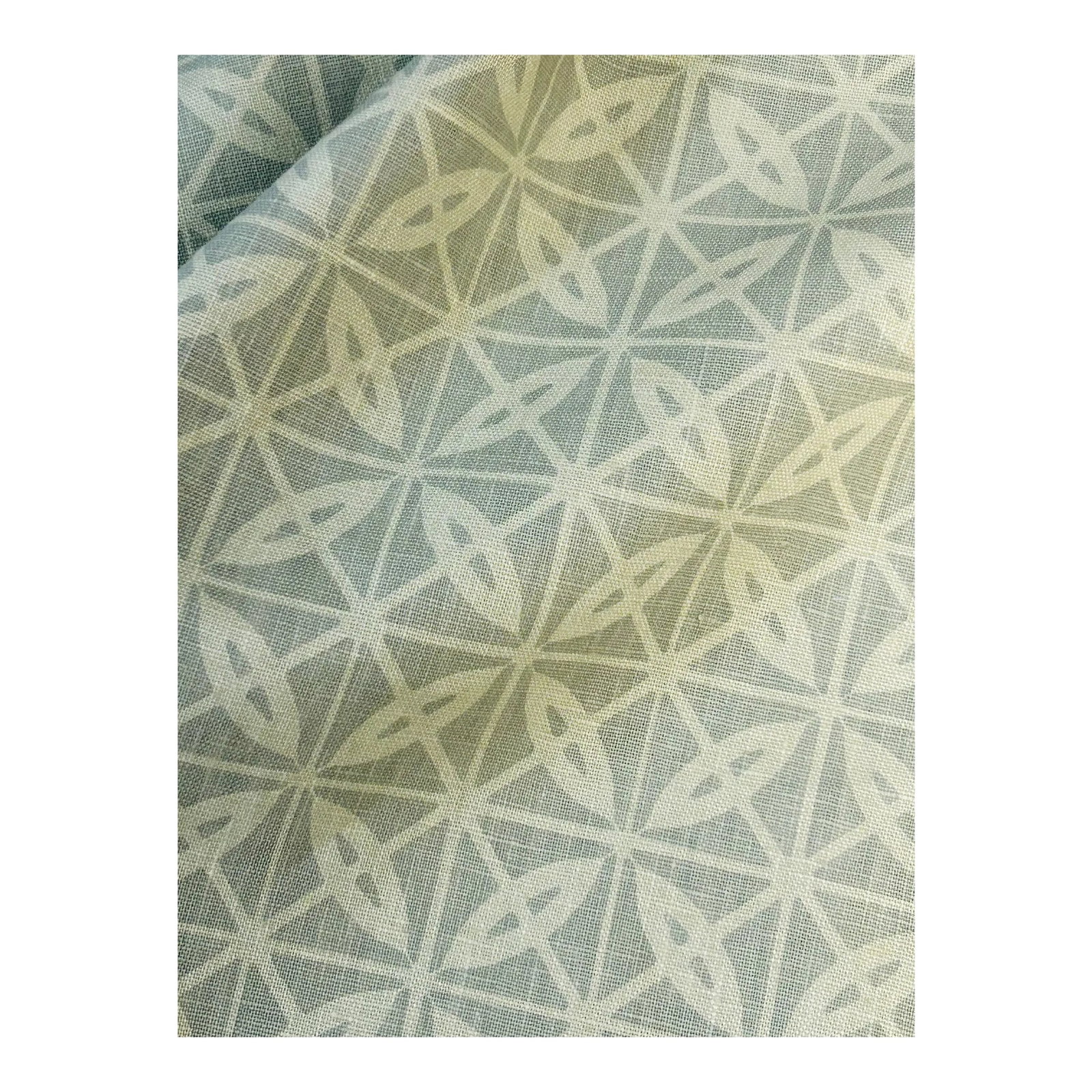 Le Gracieux "Arts Decoratif" Print- 2 Yards: An attractive 2 color geometric on a linen ground. The small scale repeat and light coloration will make beautiful pillows. BRAND: LE GRACIEUX DESIGN NAME: ARTS DECORATIF DESIGN NUMBER: PH2-03