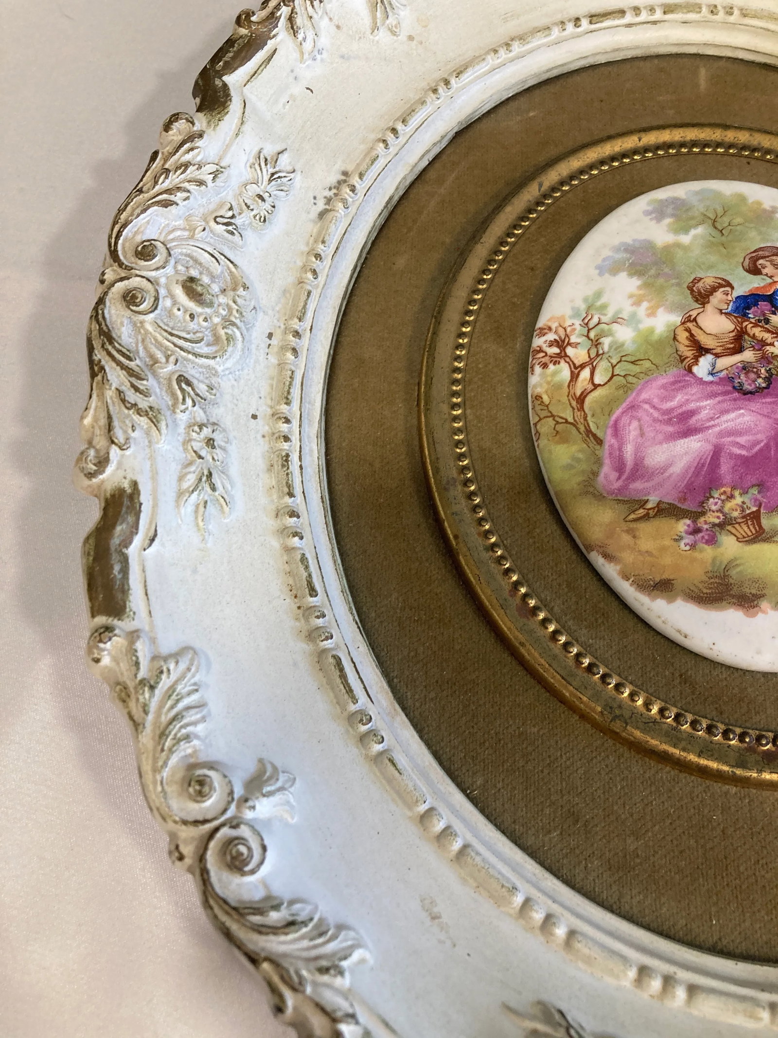 1930s B&s Creations Framed Victorian Courting Scene With Ornate Round Frame - 3