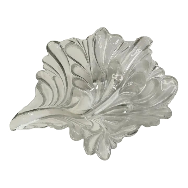 1960s Leaf Shaped Textured Heavy Glass Serving Dish Bowl: Leaf Shaped Textured Heavy Glass Serving Dish 12 In x 14 In x 5 In Tall Vintage. This is a very nice heavy piece. It is a textured leaf serving bowl perfect for salads, or any other side dishes.
