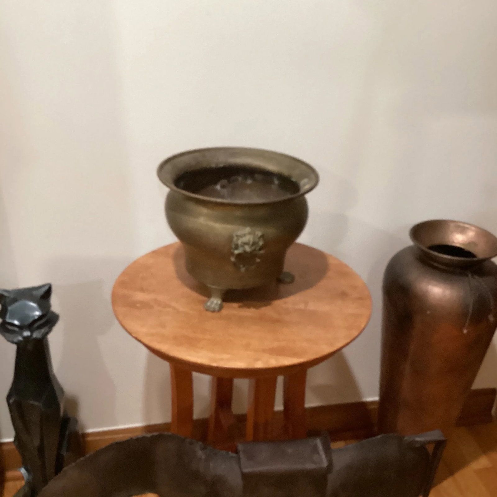 Early 20th Century Hand-Hammered Brass Jardiniere with Lion Heads - 10