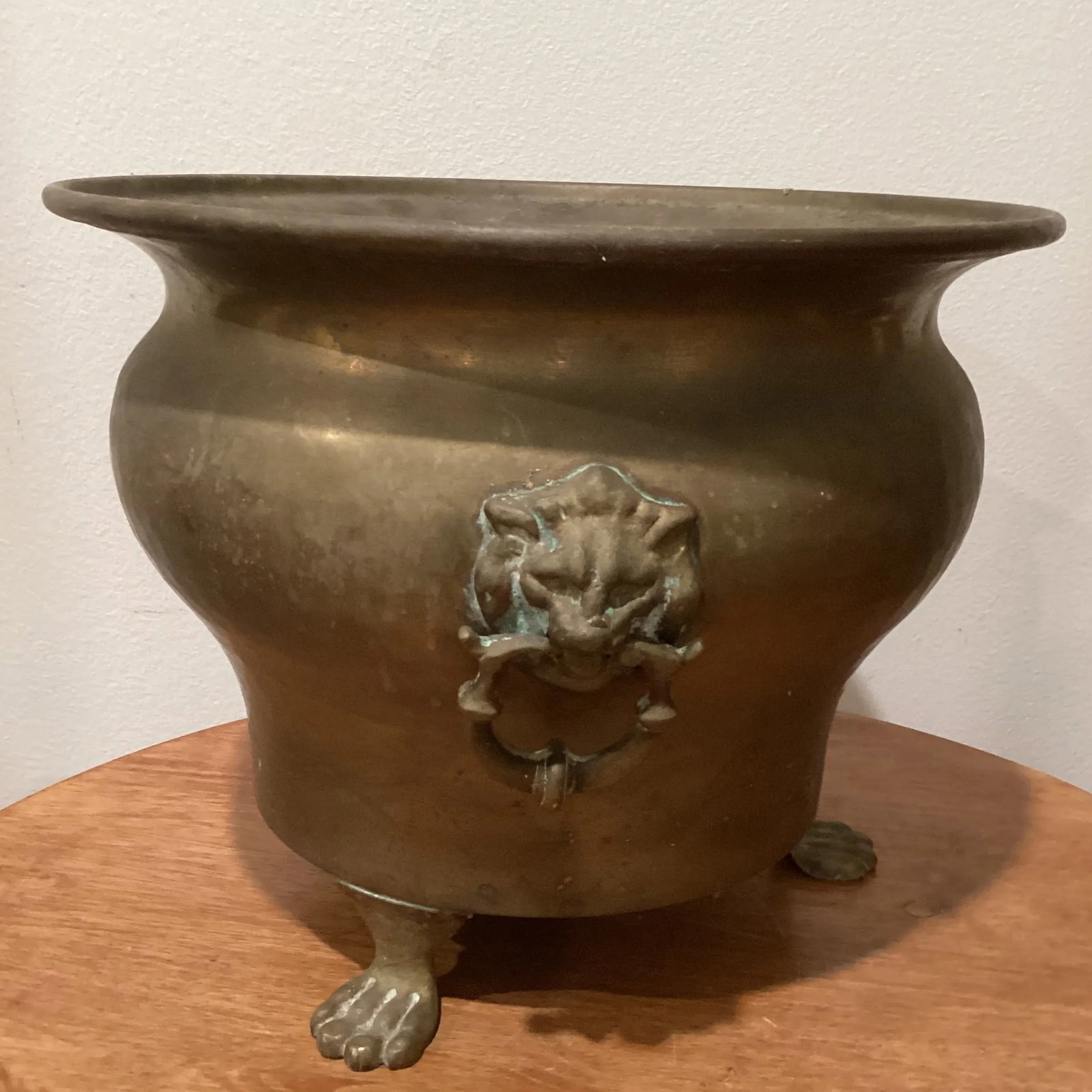 Early 20th Century Hand-Hammered Brass Jardiniere with Lion Heads - 2